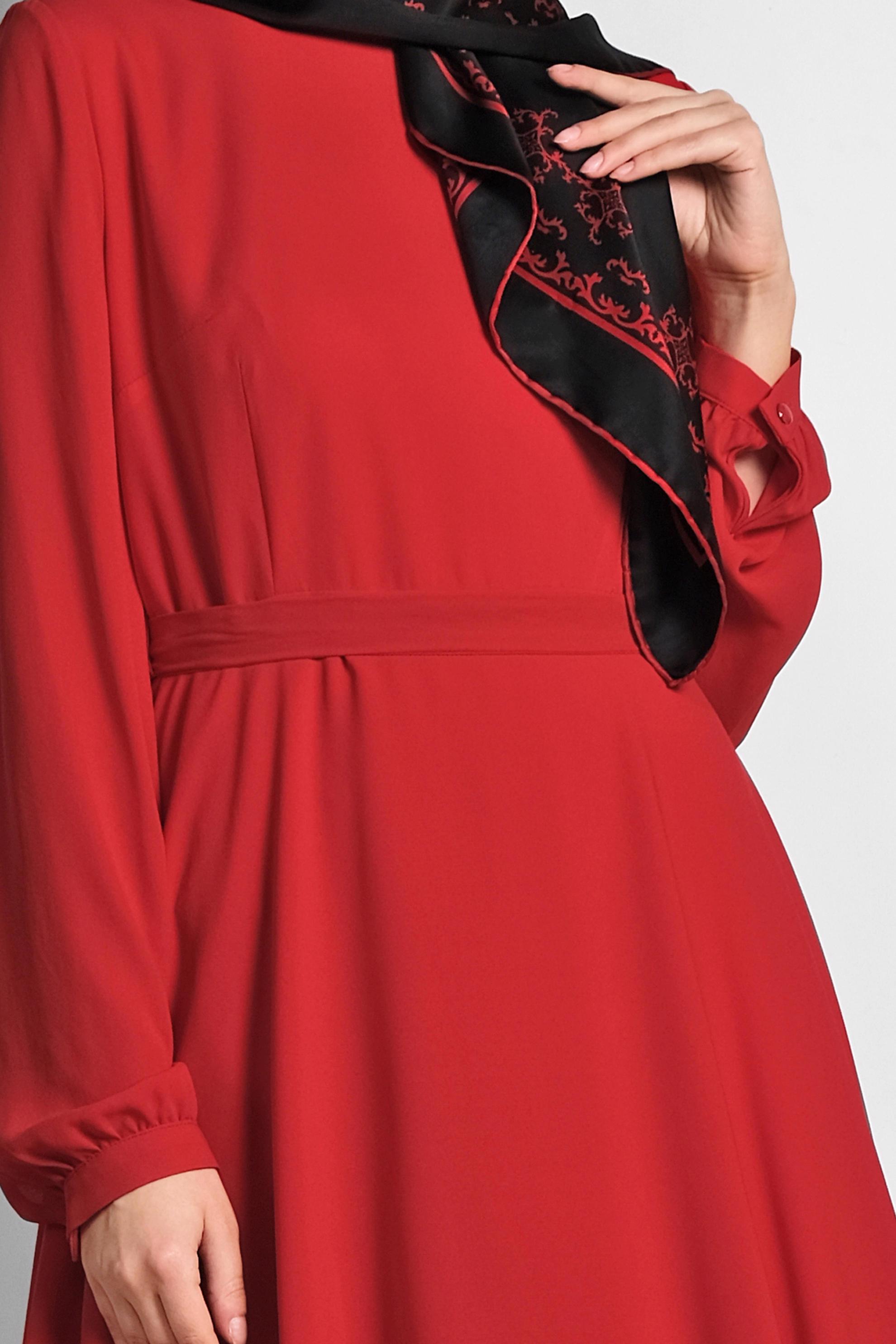 Tesettür giyim KIRMIZI KATKAT VOLANLI BELİ BAĞCIKLI ELBİSE 4926