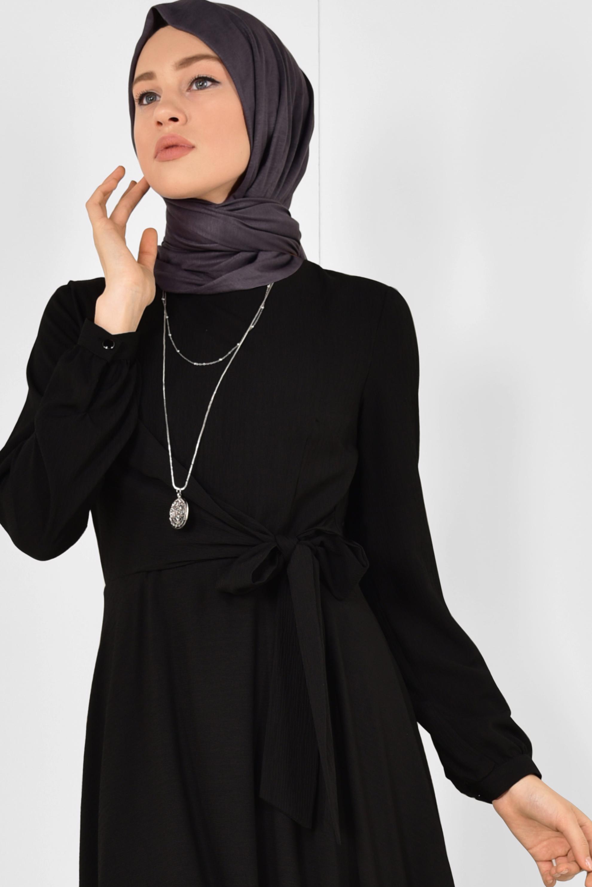 Tesettür giyim SİYAH KUŞAKLI KRUVAZE ELBİSE 4929 