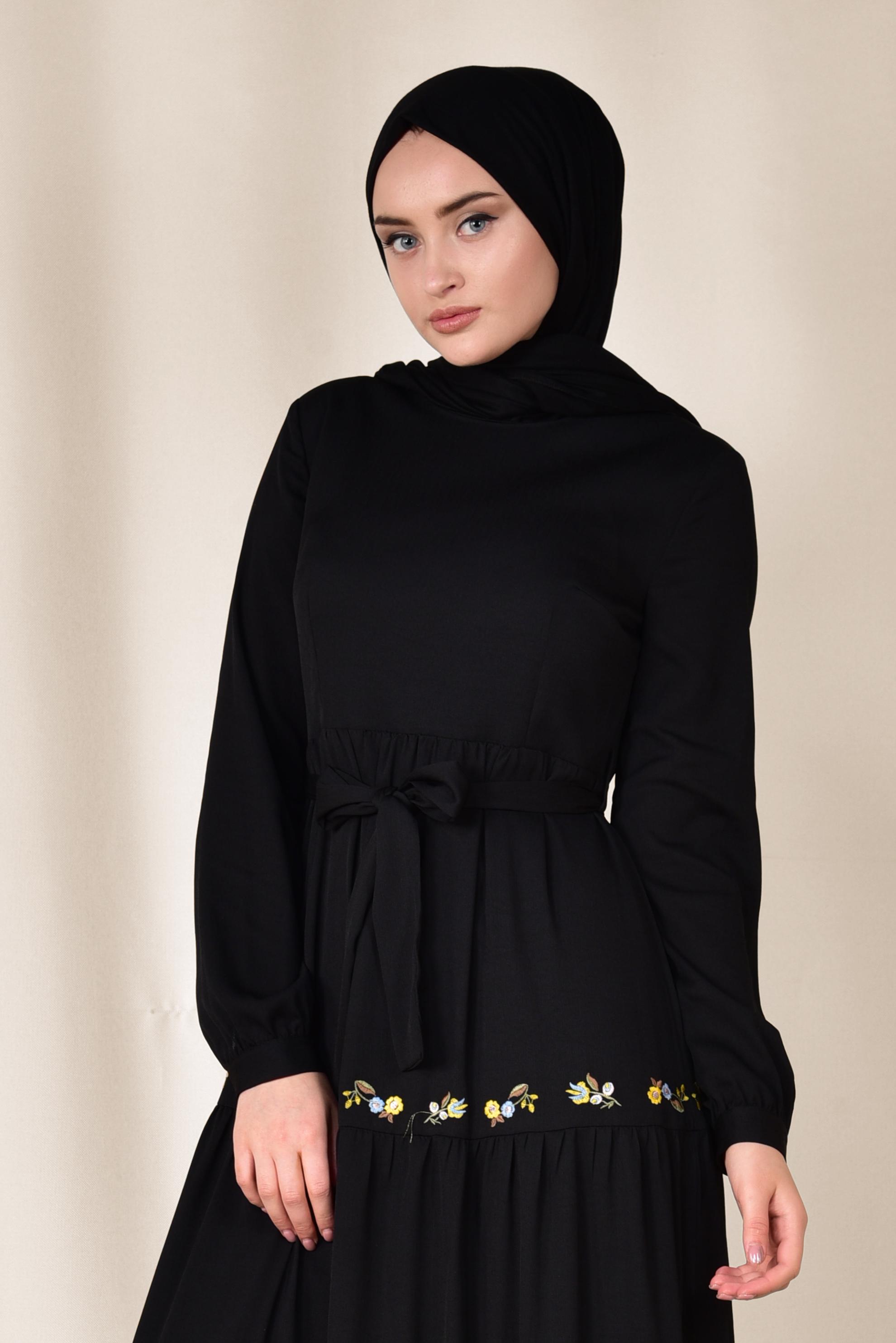 Tesettür giyim SİYAH BELİ BAĞCIKLI NAKIŞLI ELBİSE 4945