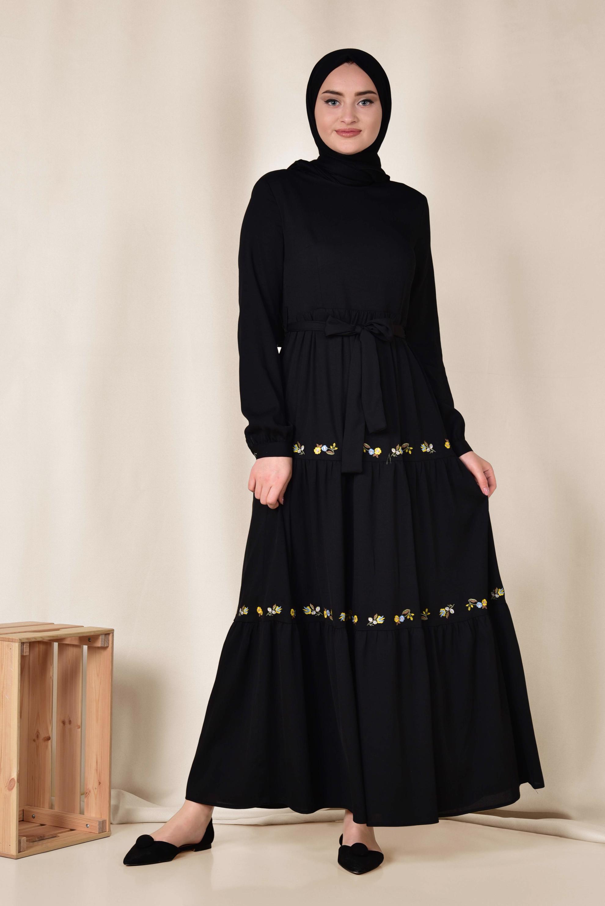 Tesettür giyim SİYAH BELİ BAĞCIKLI NAKIŞLI ELBİSE 4945