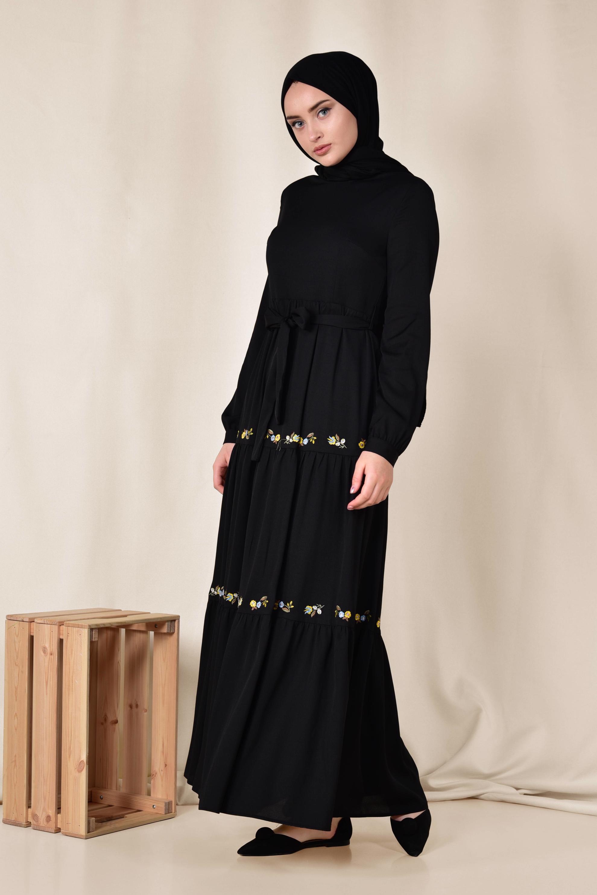 Tesettür giyim SİYAH BELİ BAĞCIKLI NAKIŞLI ELBİSE 4945