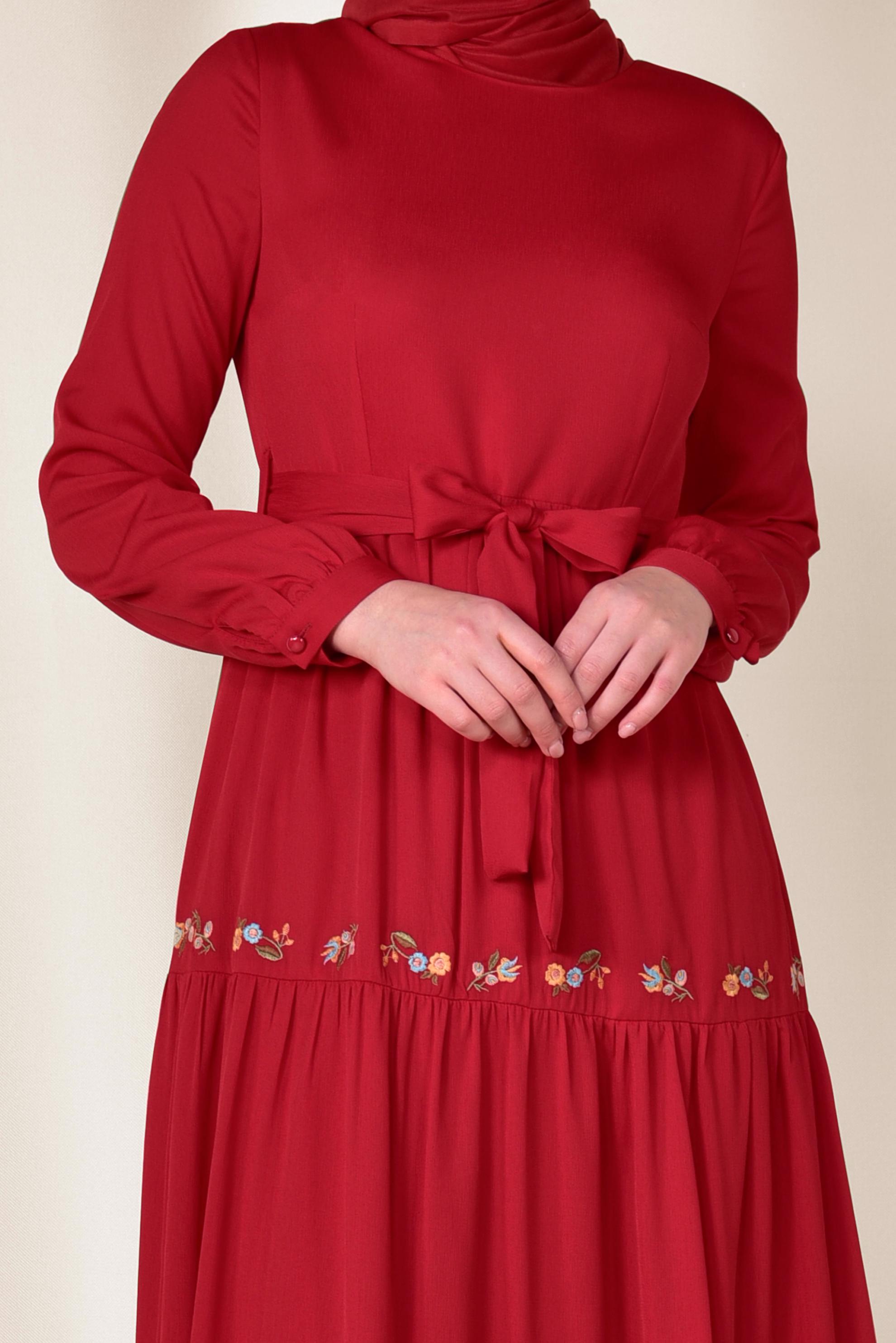 Tesettür giyim KIRMIZI BELİ BAĞCIKLI NAKIŞLI ELBİSE 4945