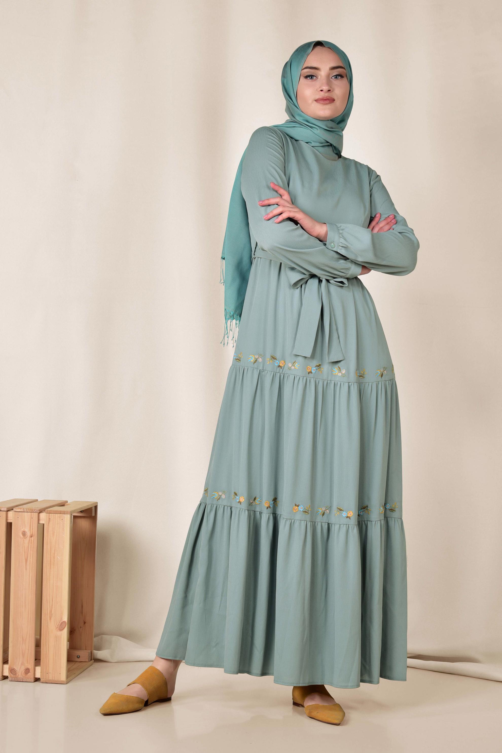 Tesettür giyim YEŞİL BELİ BAĞCIKLI NAKIŞLI ELBİSE 4945