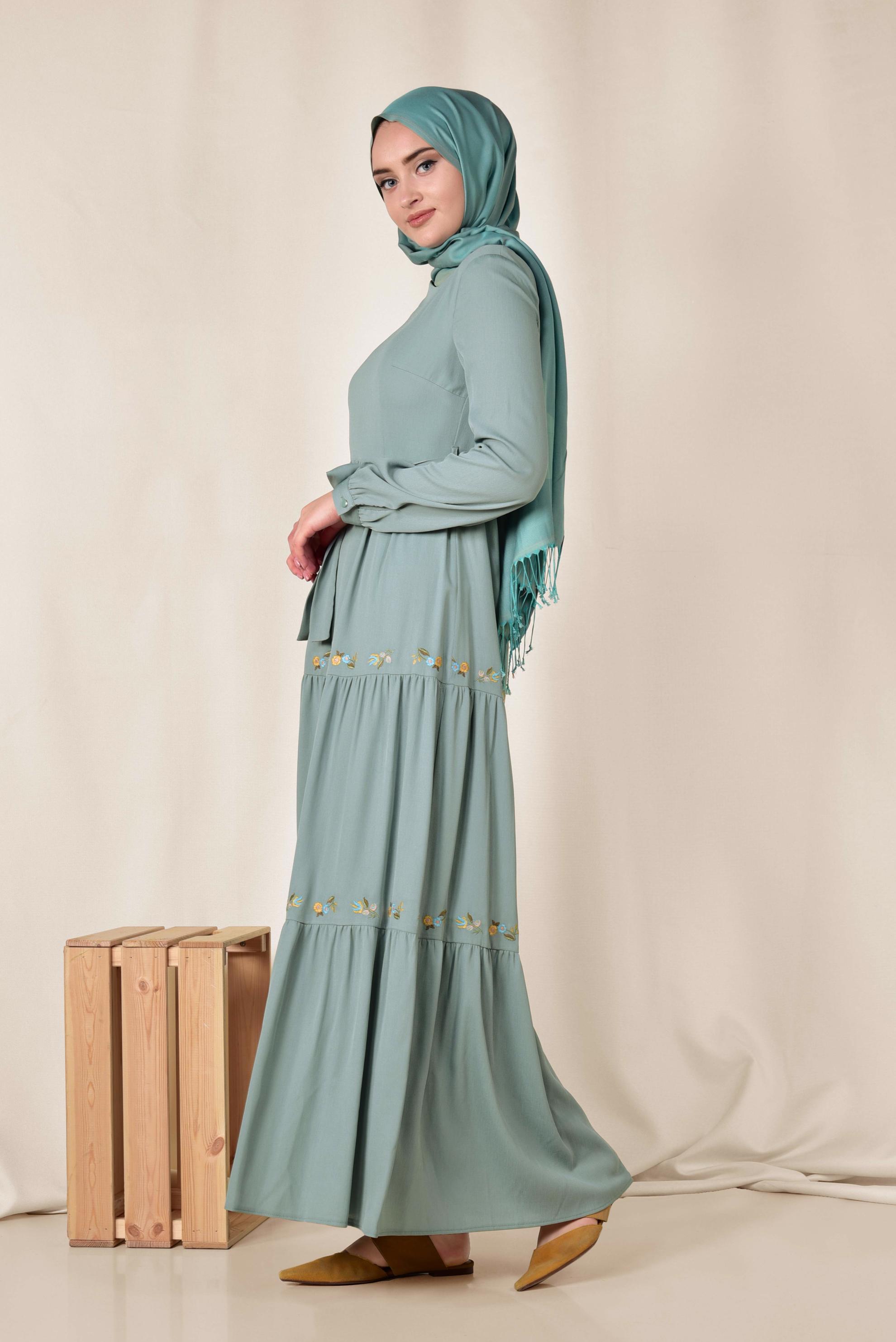 Tesettür giyim YEŞİL BELİ BAĞCIKLI NAKIŞLI ELBİSE 4945