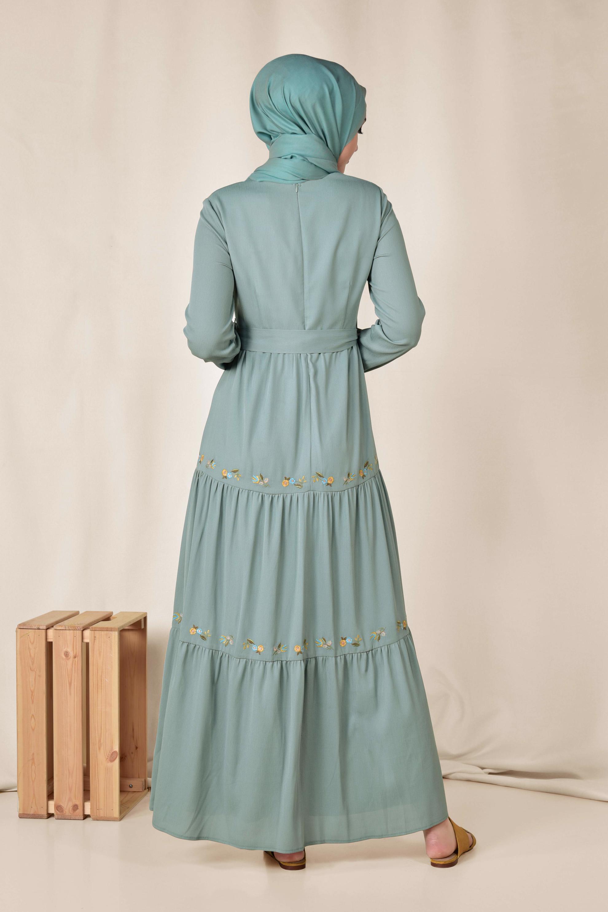 Tesettür giyim YEŞİL BELİ BAĞCIKLI NAKIŞLI ELBİSE 4945