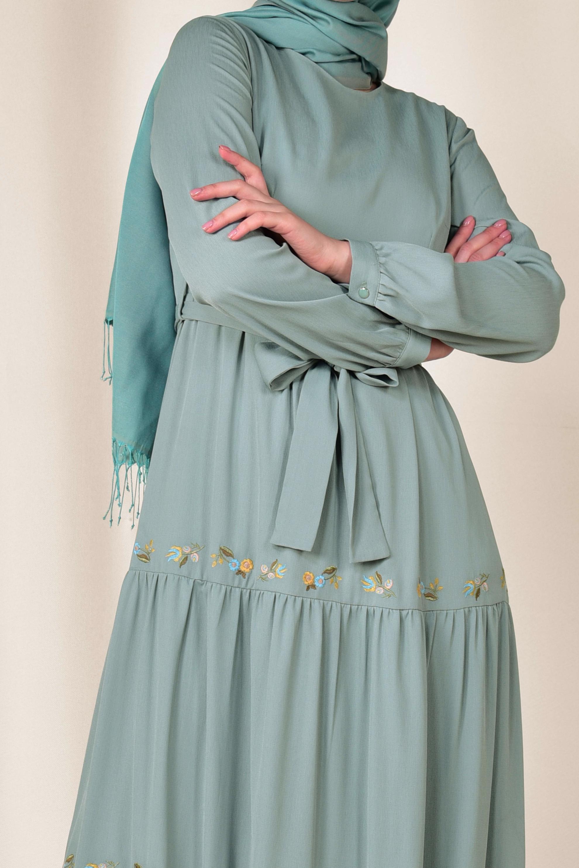 Tesettür giyim YEŞİL BELİ BAĞCIKLI NAKIŞLI ELBİSE 4945