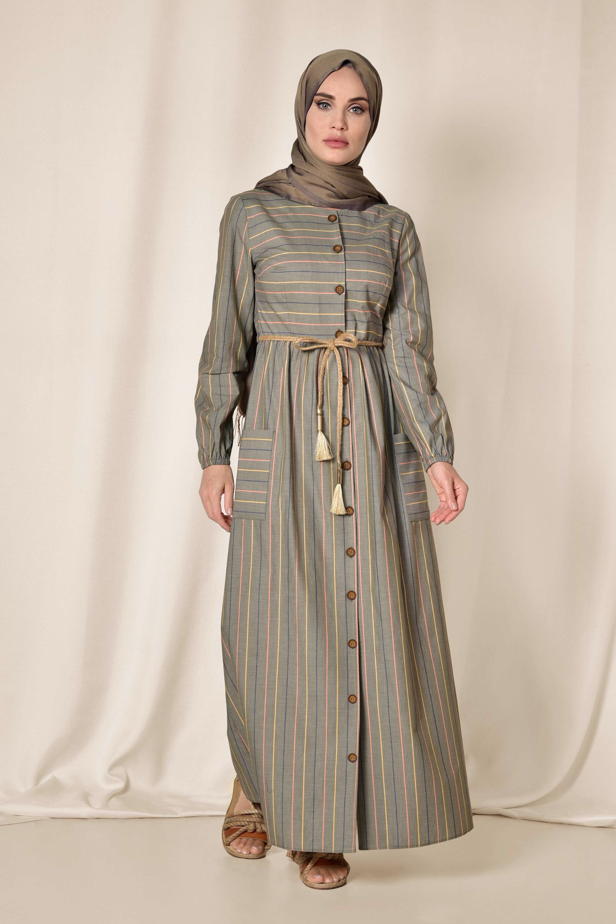 Tesettür giyim HAKİ ÇİZGİ DESENLİ ÖNDEN DÜĞMELİ ELBİSE 4991 