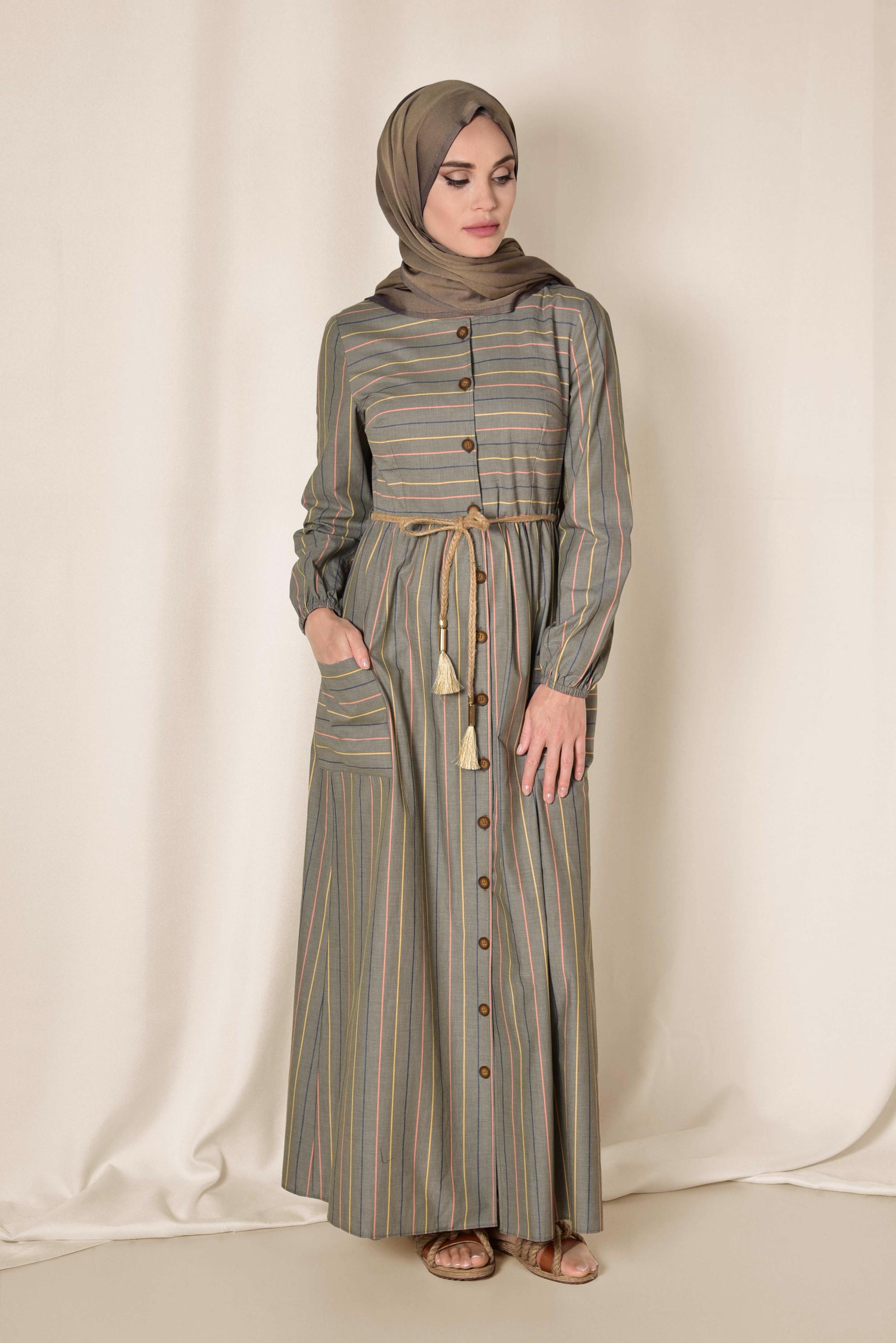 Tesettür giyim HAKİ ÇİZGİ DESENLİ ÖNDEN DÜĞMELİ ELBİSE 4991 