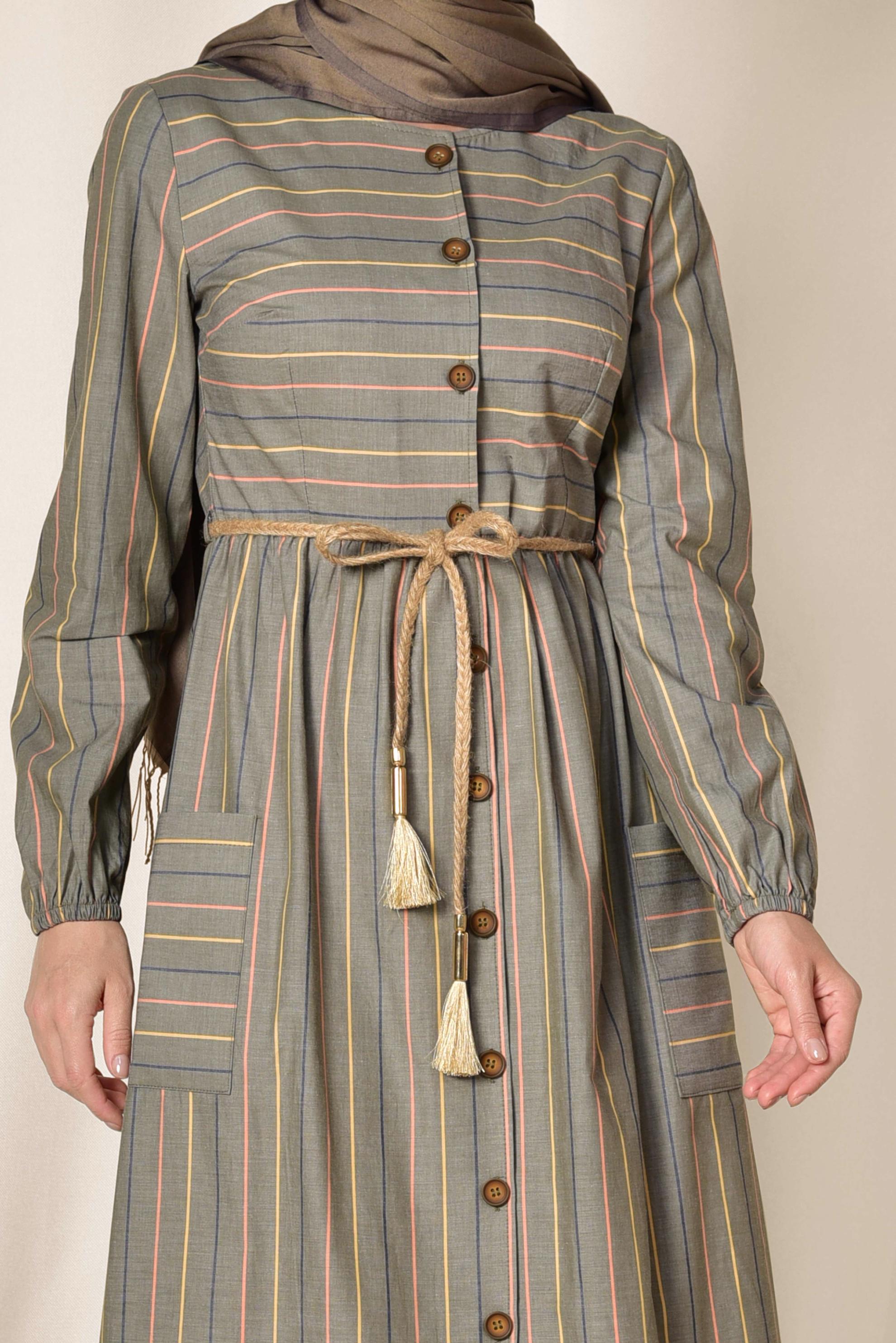 Tesettür giyim HAKİ ÇİZGİ DESENLİ ÖNDEN DÜĞMELİ ELBİSE 4991 