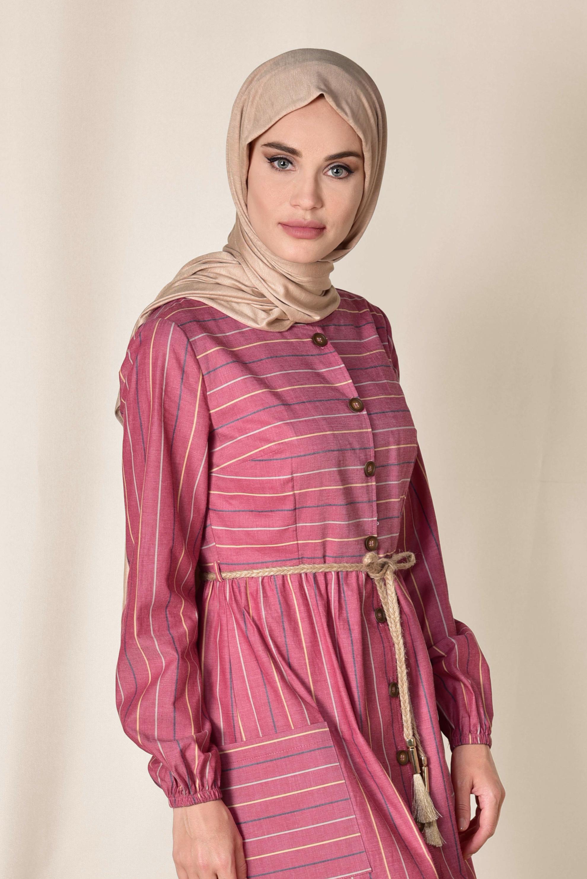 Tesettür giyim BORDO ÇİZGİ DESENLİ ÖNDEN DÜĞMELİ ELBİSE 4991 