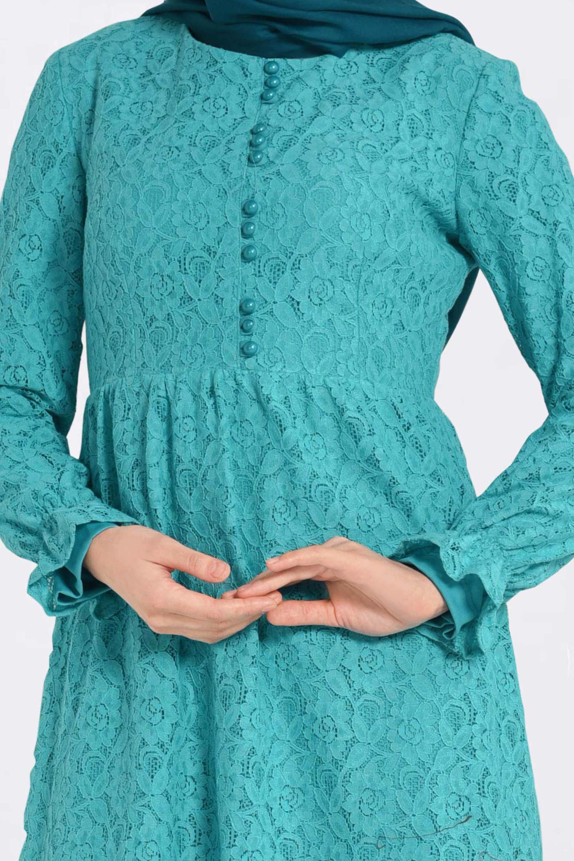 Tesettür giyim MAVİ DANTELLİ DÜĞME DETAYLI ELBİSE 4390-1