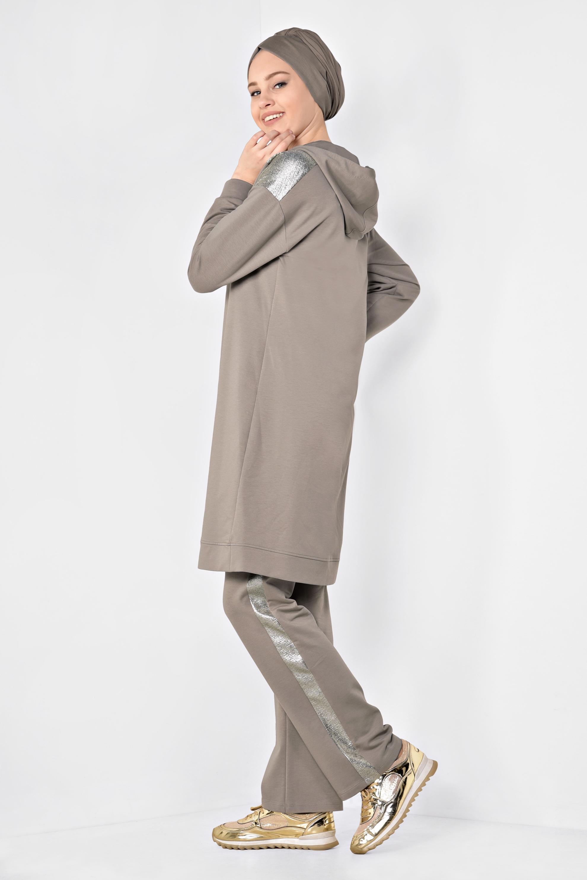 Tesettür giyim KAHVE ALVİNA LOGOLU KAPÜŞONLU PANTOLONLU EŞOFMAN TAKIMI 4870