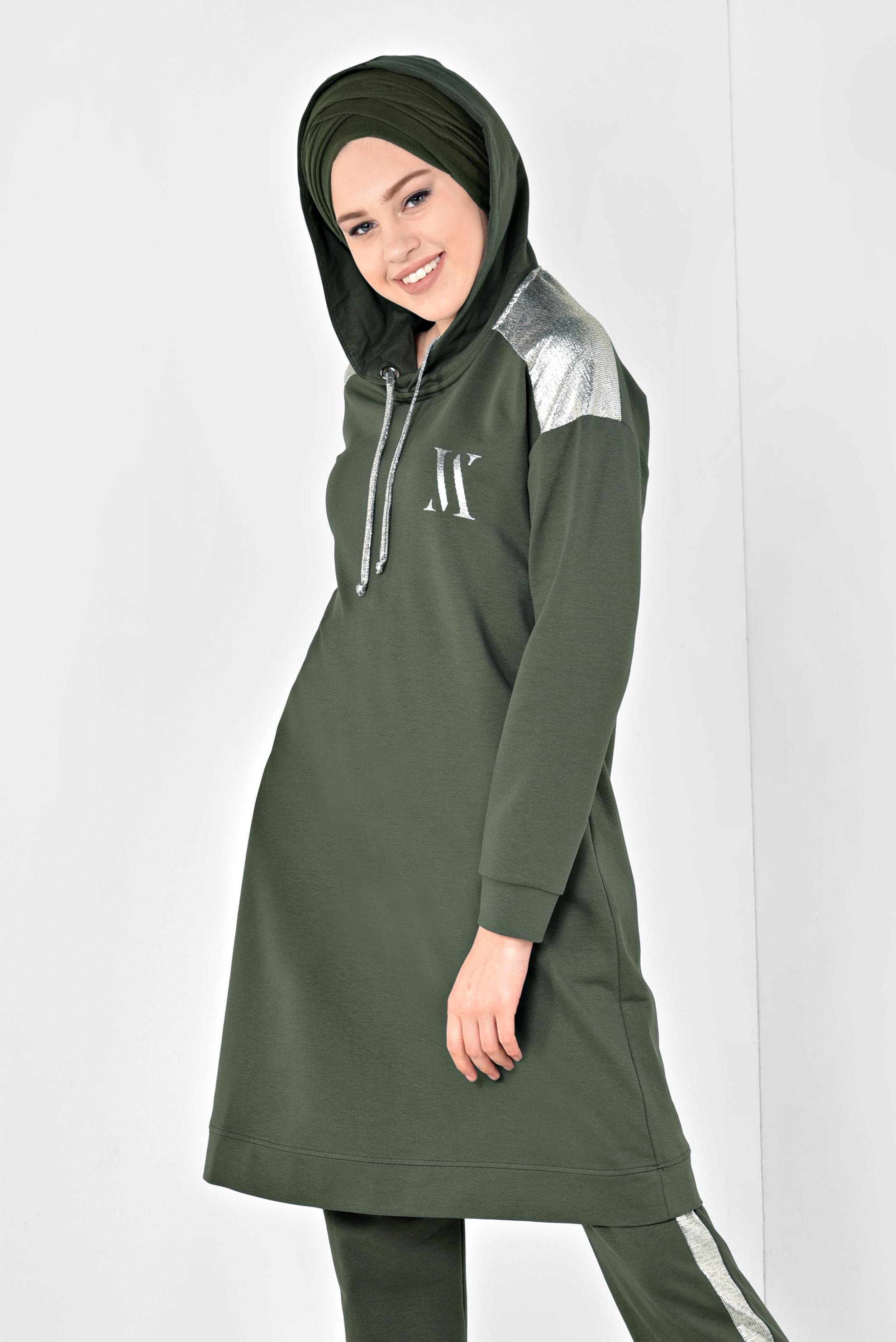 Tesettür giyim HAKİ ALVİNA LOGOLU KAPÜŞONLU PANTOLONLU EŞOFMAN TAKIMI 4870