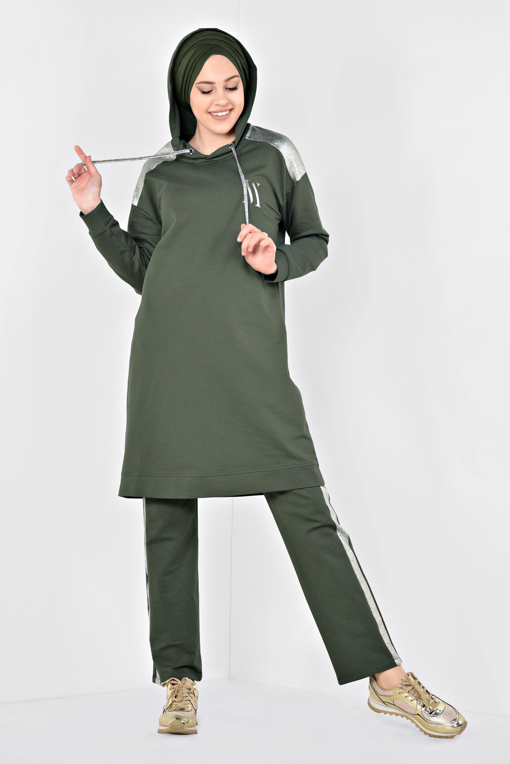 Tesettür giyim HAKİ ALVİNA LOGOLU KAPÜŞONLU PANTOLONLU EŞOFMAN TAKIMI 4870