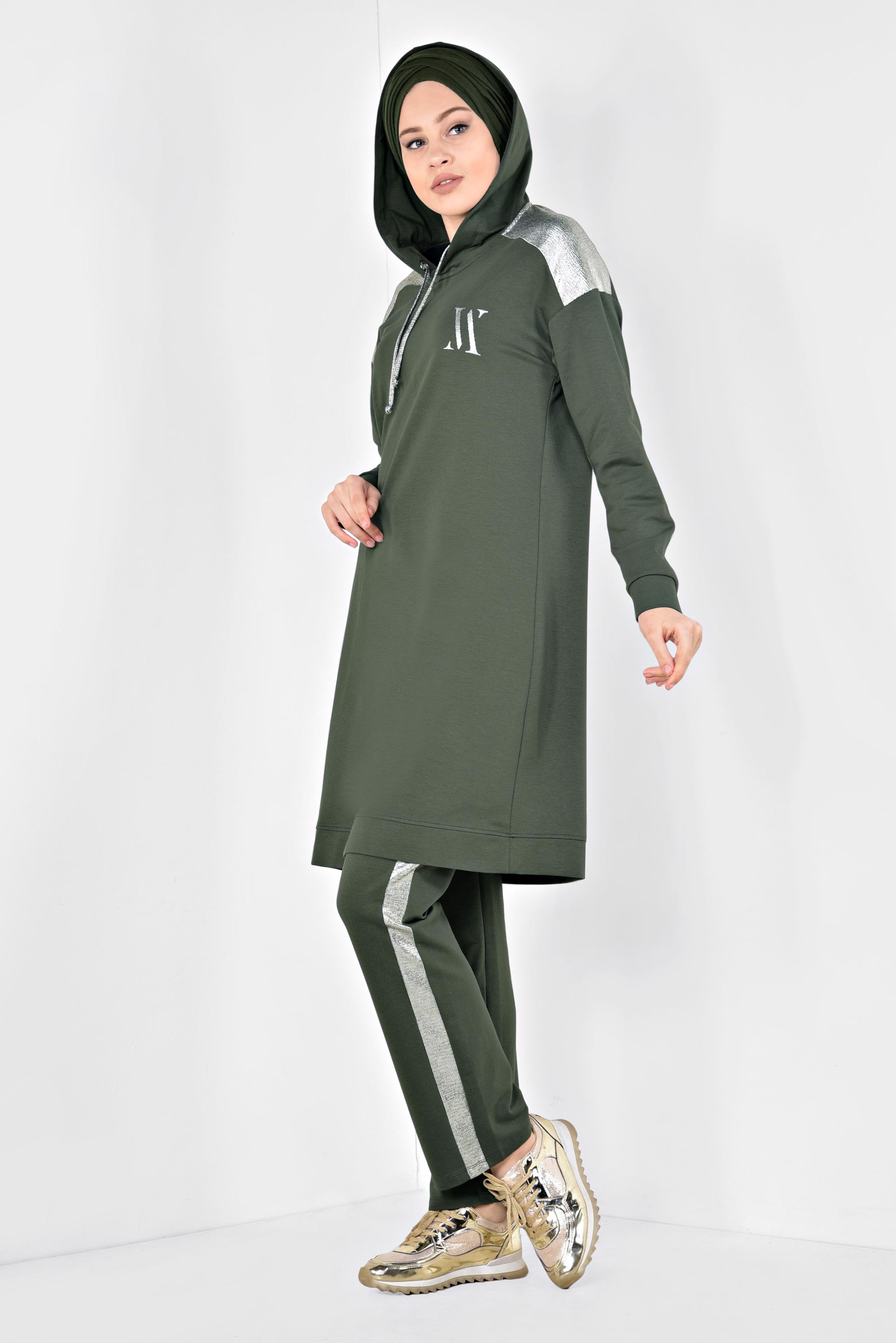 Tesettür giyim HAKİ ALVİNA LOGOLU KAPÜŞONLU PANTOLONLU EŞOFMAN TAKIMI 4870