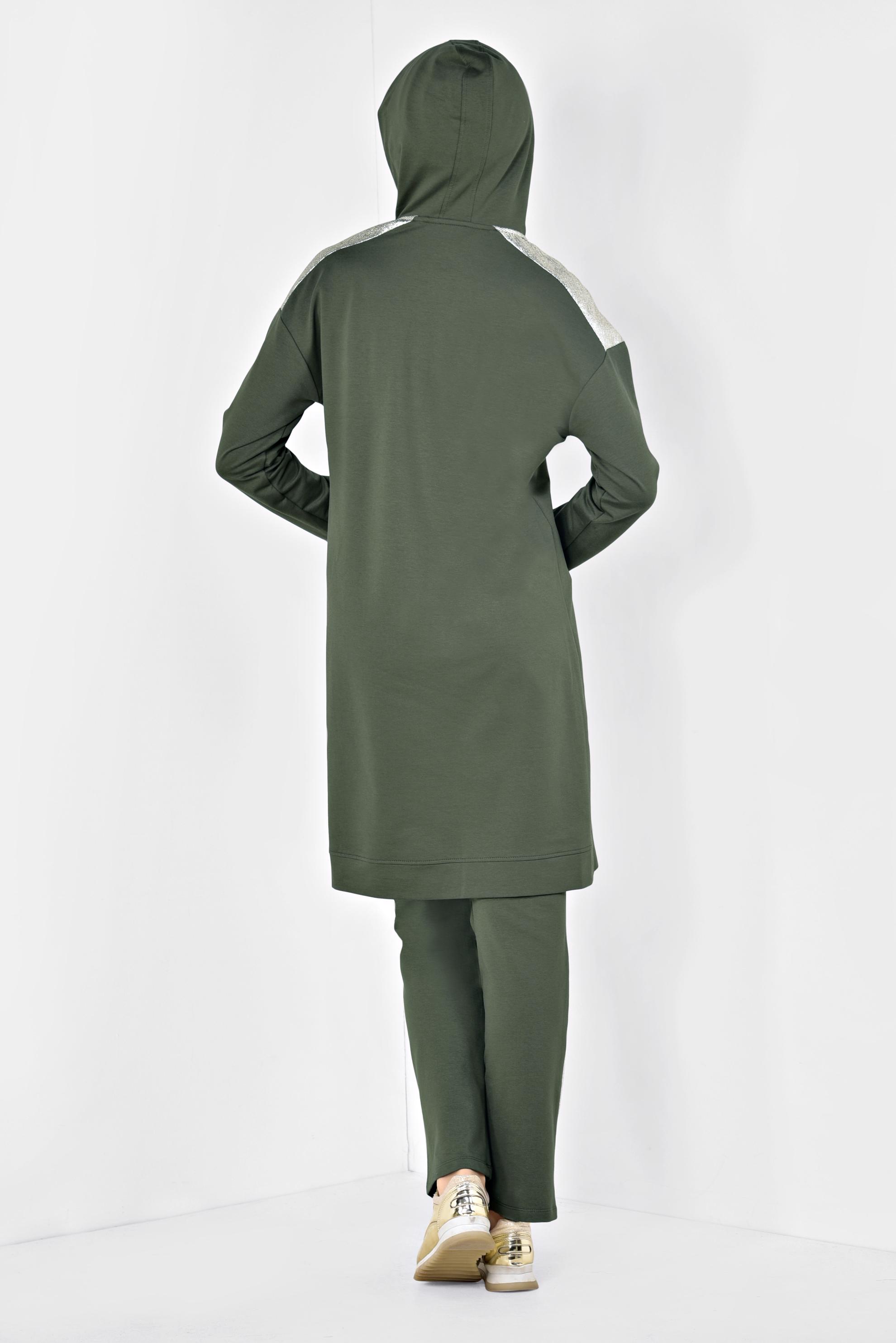 Tesettür giyim HAKİ ALVİNA LOGOLU KAPÜŞONLU PANTOLONLU EŞOFMAN TAKIMI 4870