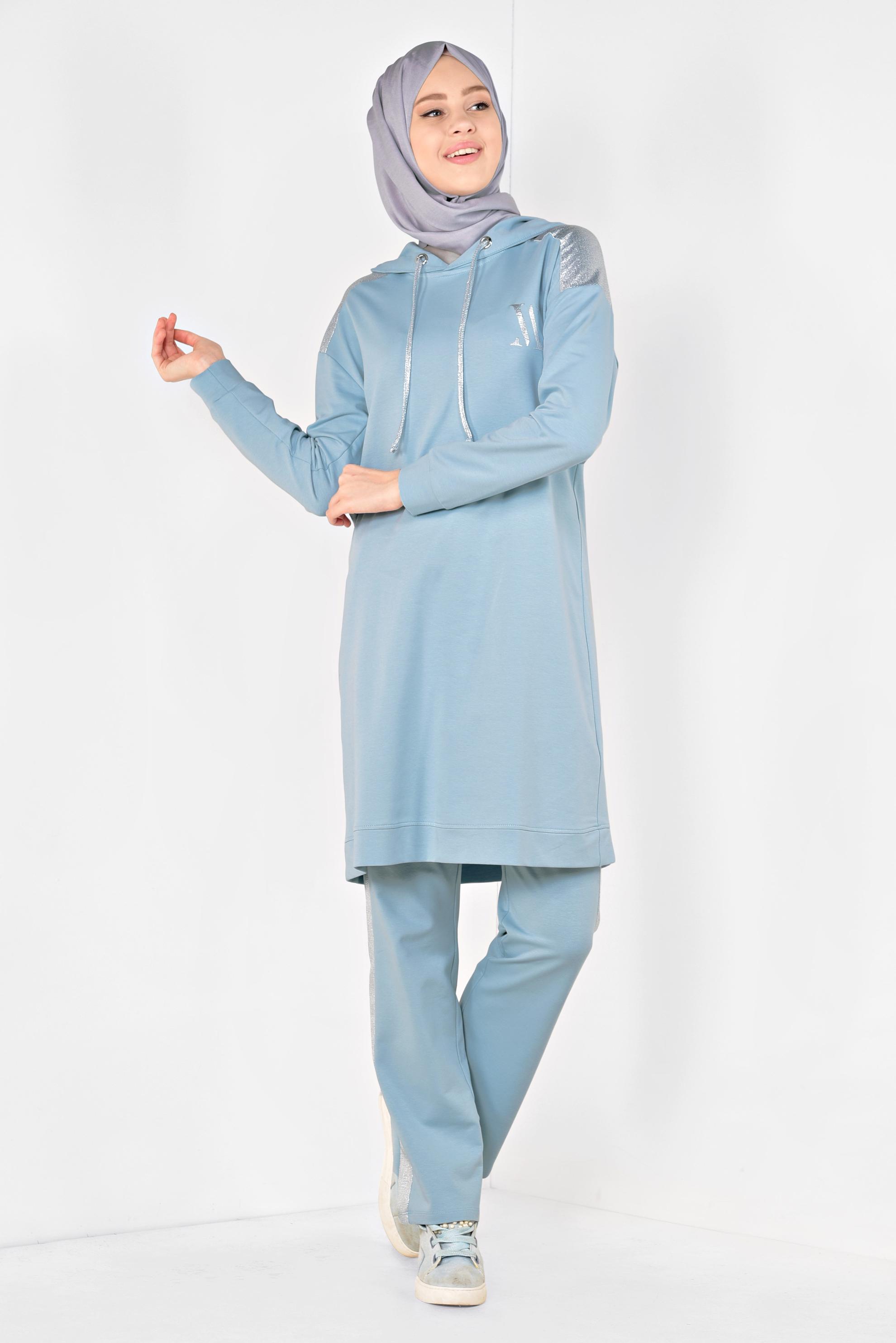 Tesettür giyim MAVİ ALVİNA LOGOLU KAPÜŞONLU PANTOLONLU EŞOFMAN TAKIMI 4870