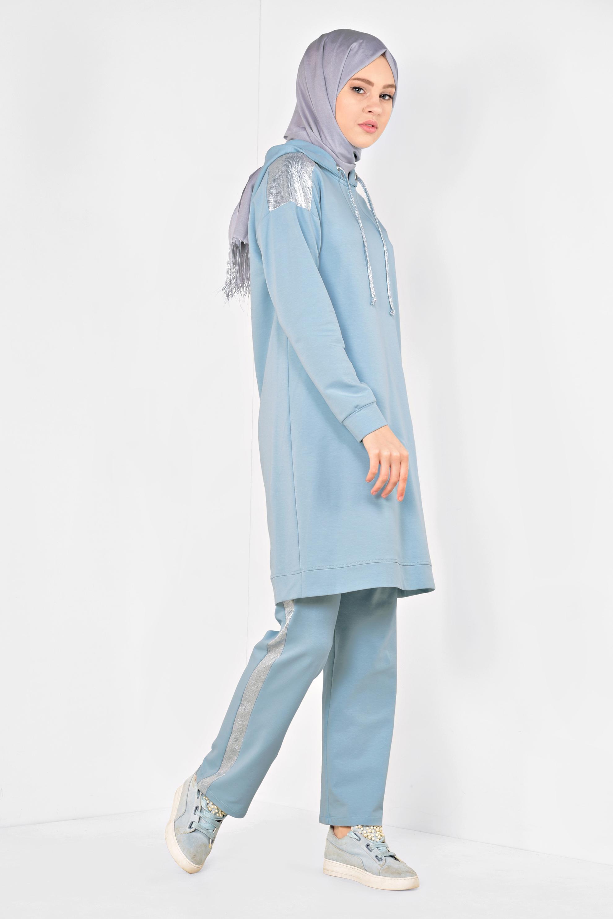 Tesettür giyim MAVİ ALVİNA LOGOLU KAPÜŞONLU PANTOLONLU EŞOFMAN TAKIMI 4870
