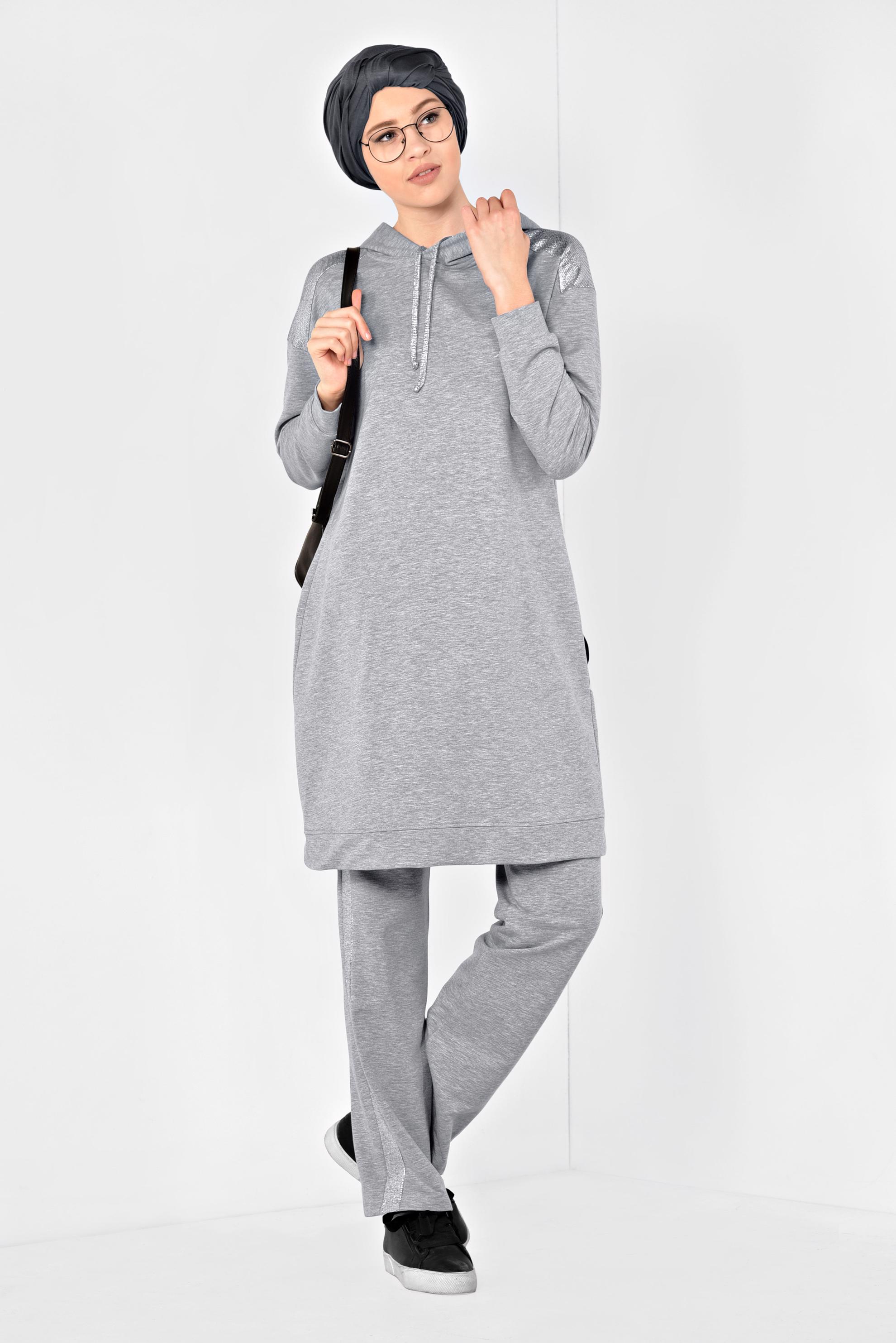 Tesettür giyim GRİ ALVİNA LOGOLU KAPÜŞONLU PANTOLONLU EŞOFMAN TAKIMI 4870