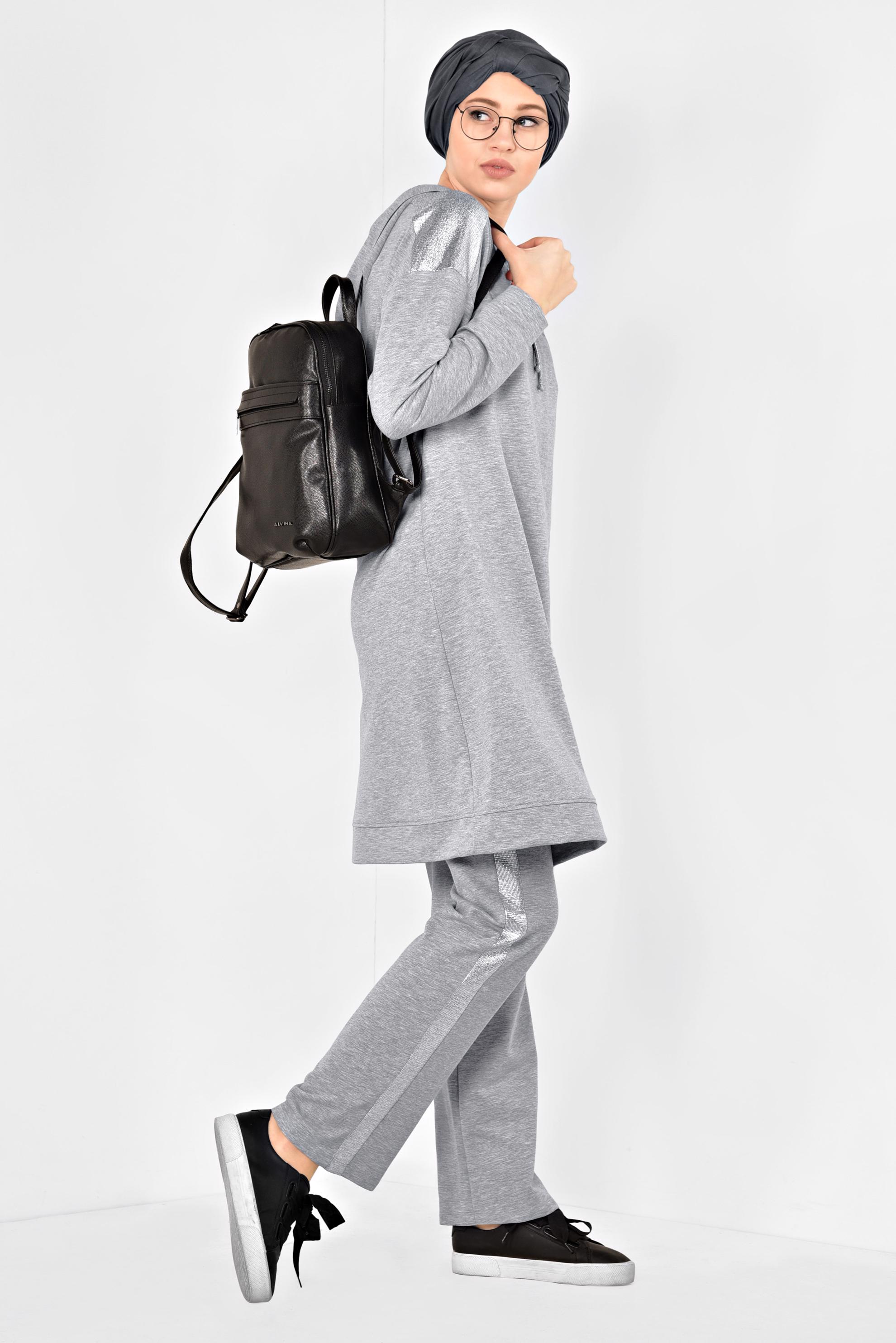Tesettür giyim GRİ ALVİNA LOGOLU KAPÜŞONLU PANTOLONLU EŞOFMAN TAKIMI 4870