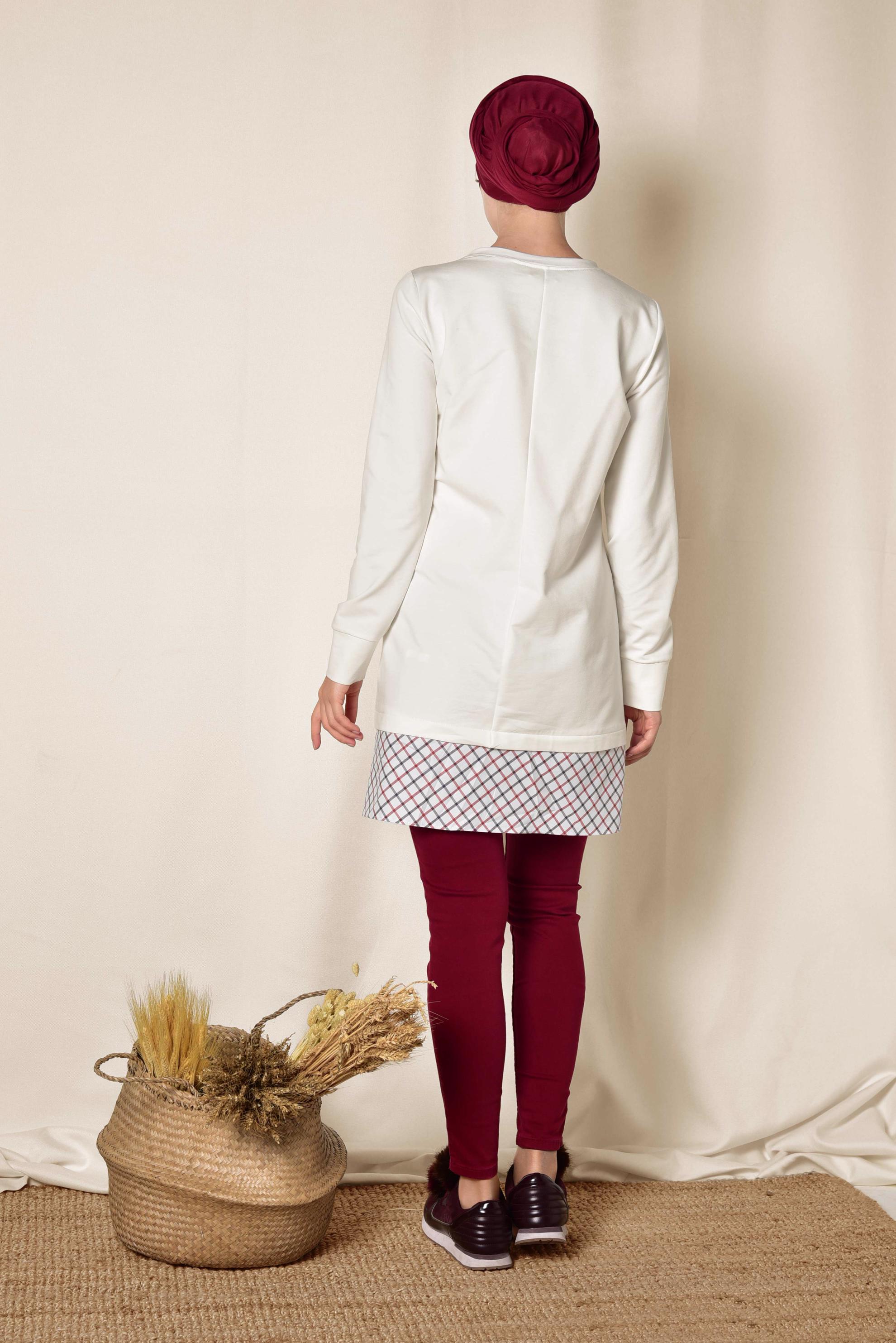 Tesettür giyim BEYAZ ETEK UCU EKOSE DESENLİ YAZI BASKILI EŞOFMAN TUNİK 4895