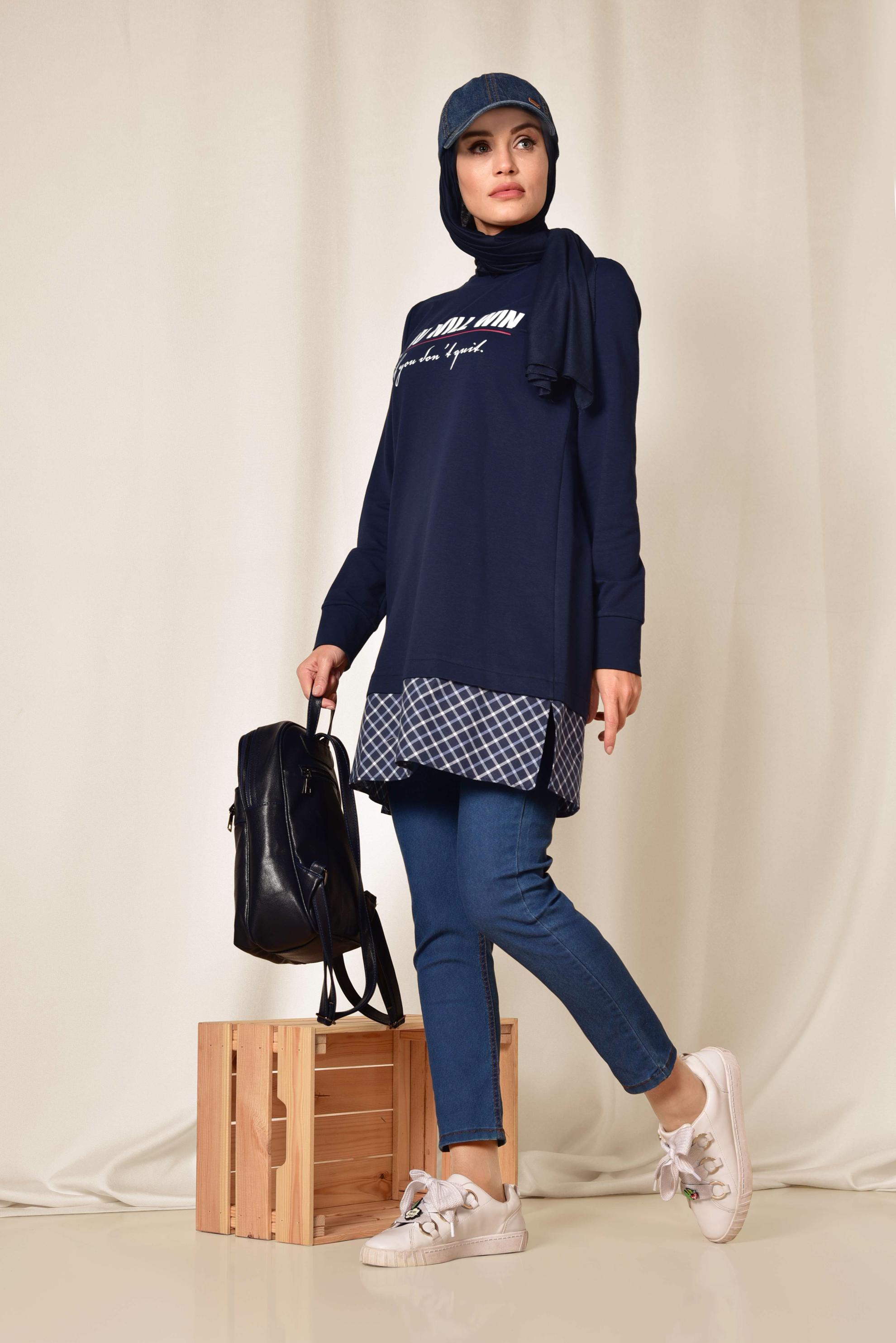 Tesettür giyim LACİVERT ETEK UCU EKOSE DESENLİ YAZI BASKILI EŞOFMAN TUNİK 4895