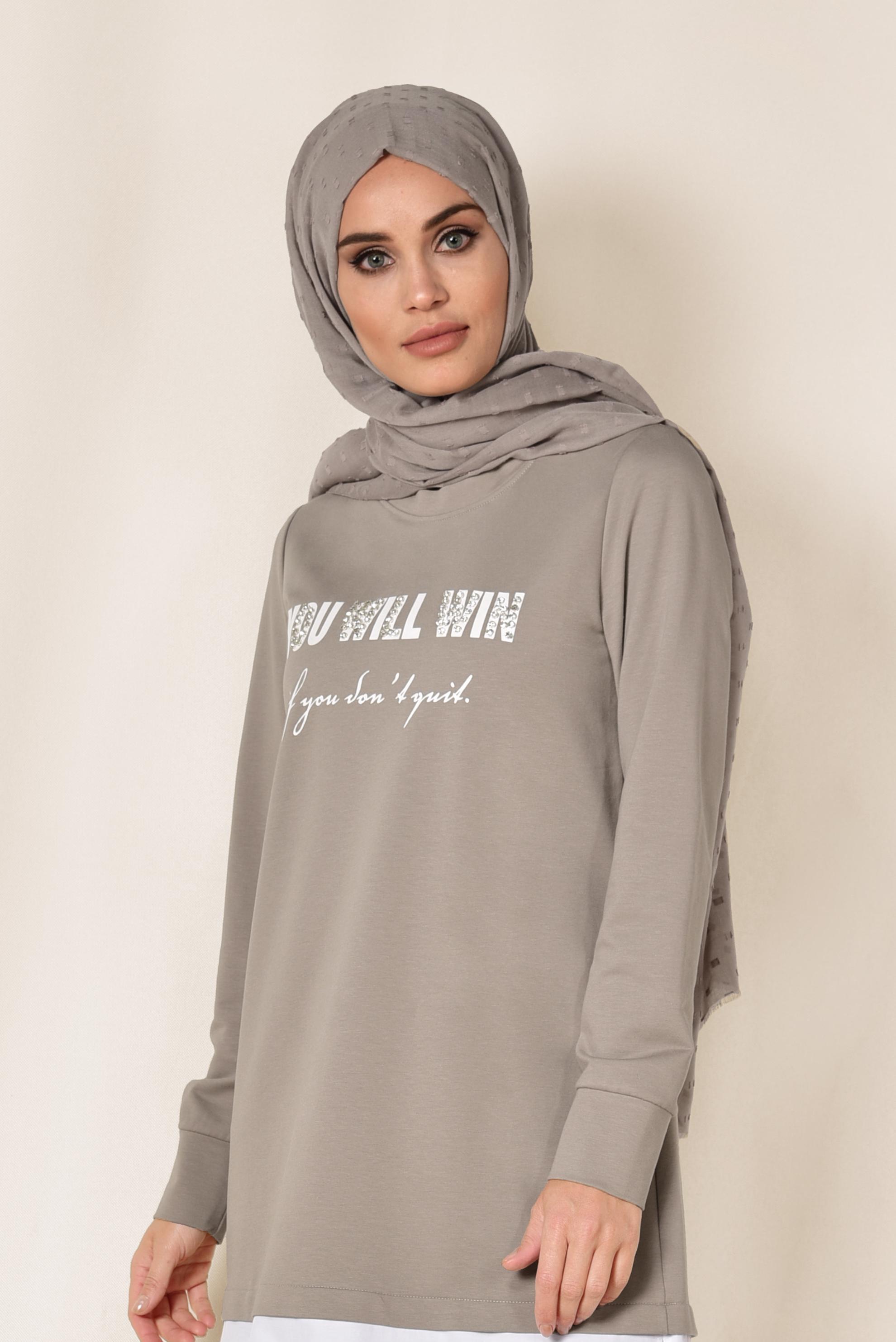 Tesettür giyim KAHVE TAŞ İŞLEMELİ YAZILI ASİMETRİK EŞOFMAN TUNİK 4897