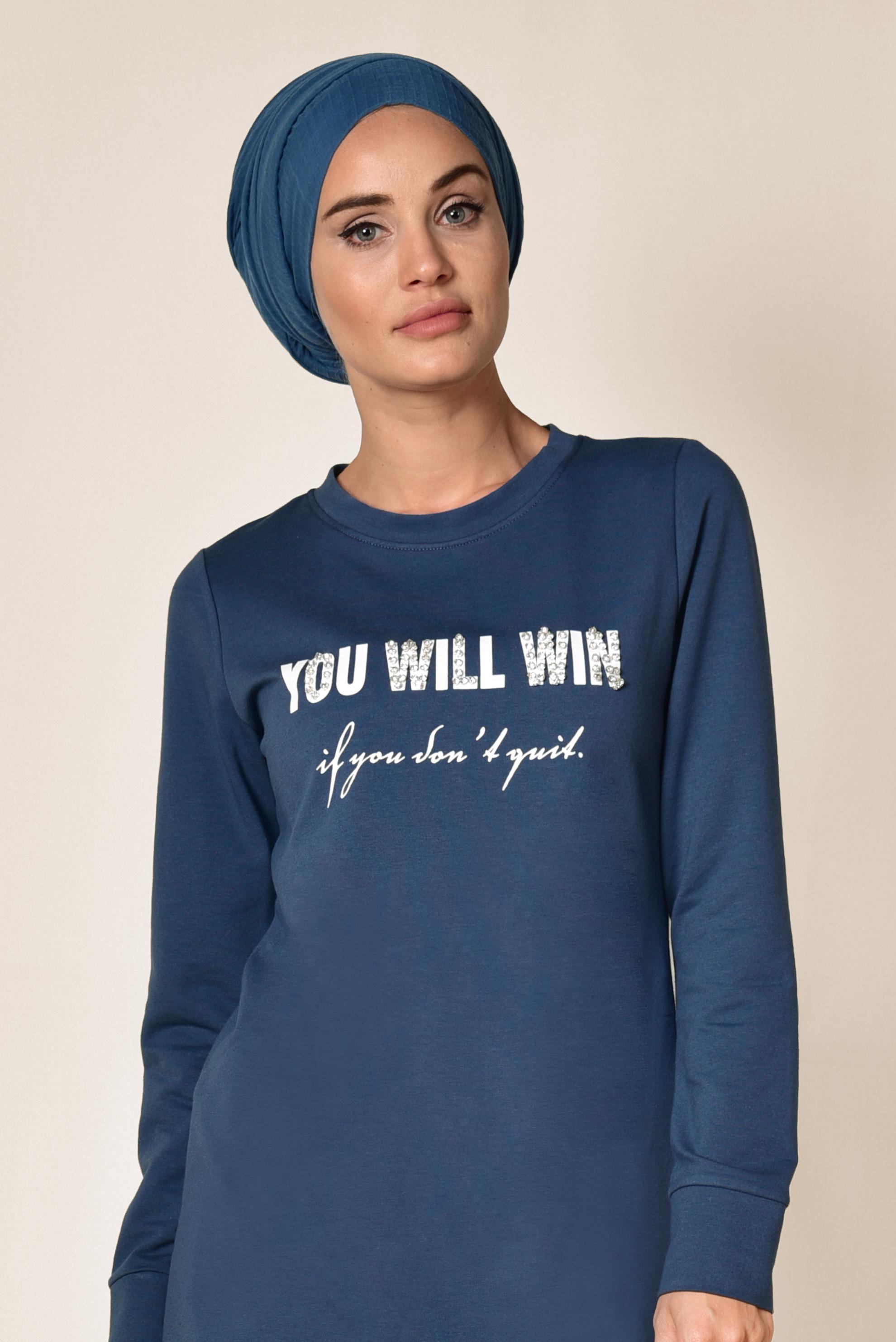 Tesettür giyim LACİVERT TAŞ İŞLEMELİ YAZILI ASİMETRİK EŞOFMAN TUNİK 4897