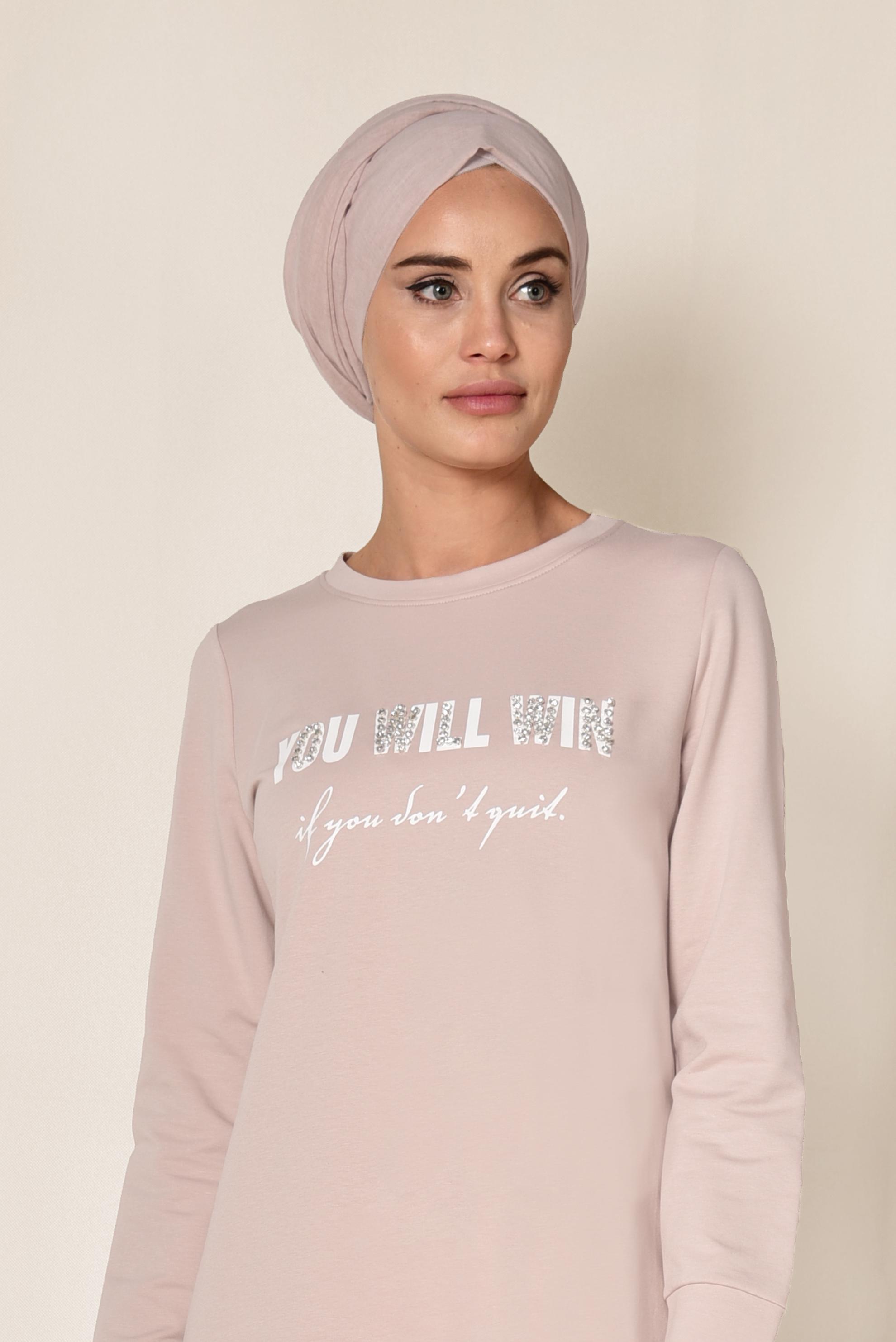 Tesettür giyim PUDRA TAŞ İŞLEMELİ YAZILI ASİMETRİK EŞOFMAN TUNİK 4897