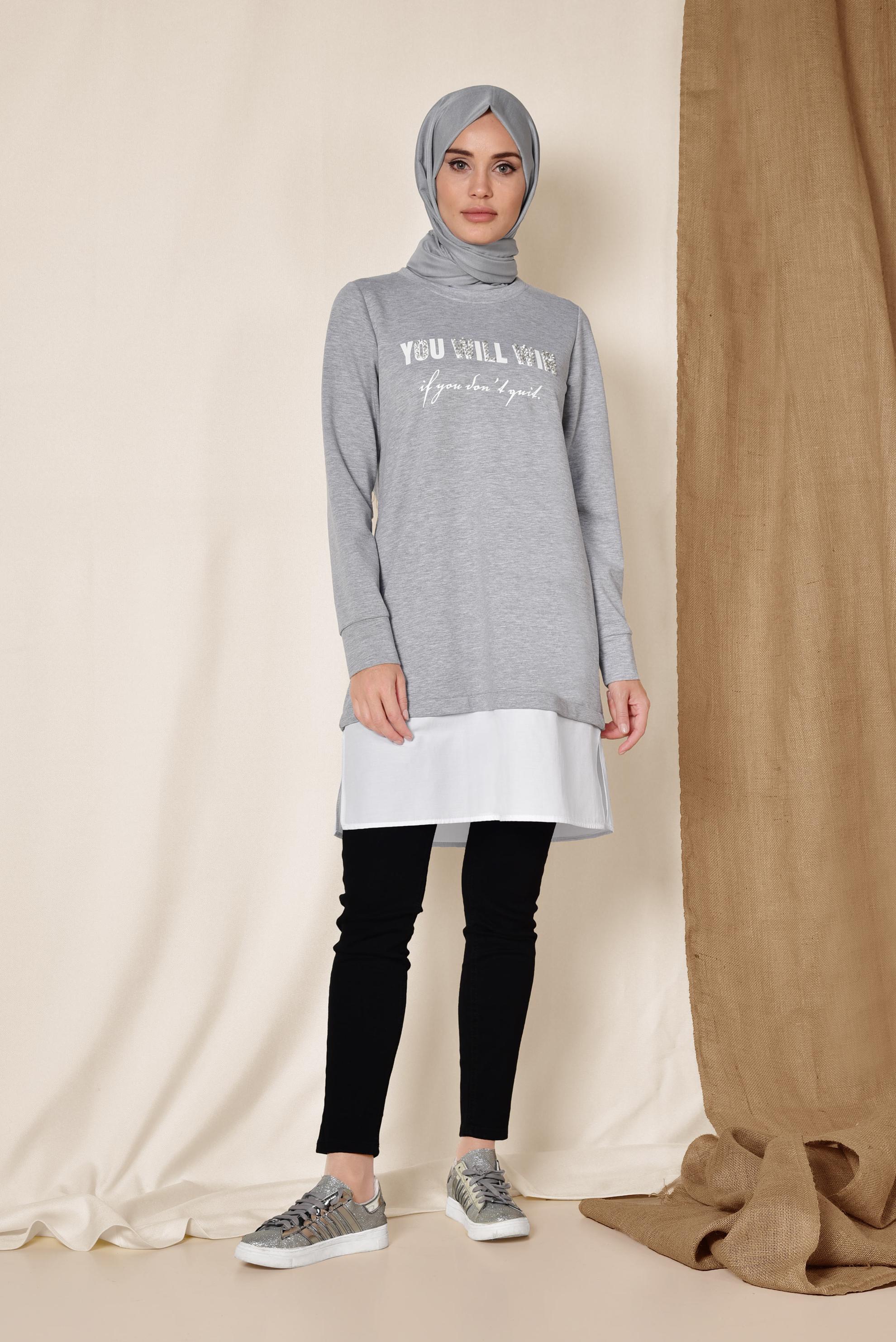 Tesettür giyim GRİ TAŞ İŞLEMELİ YAZILI ASİMETRİK EŞOFMAN TUNİK 4897