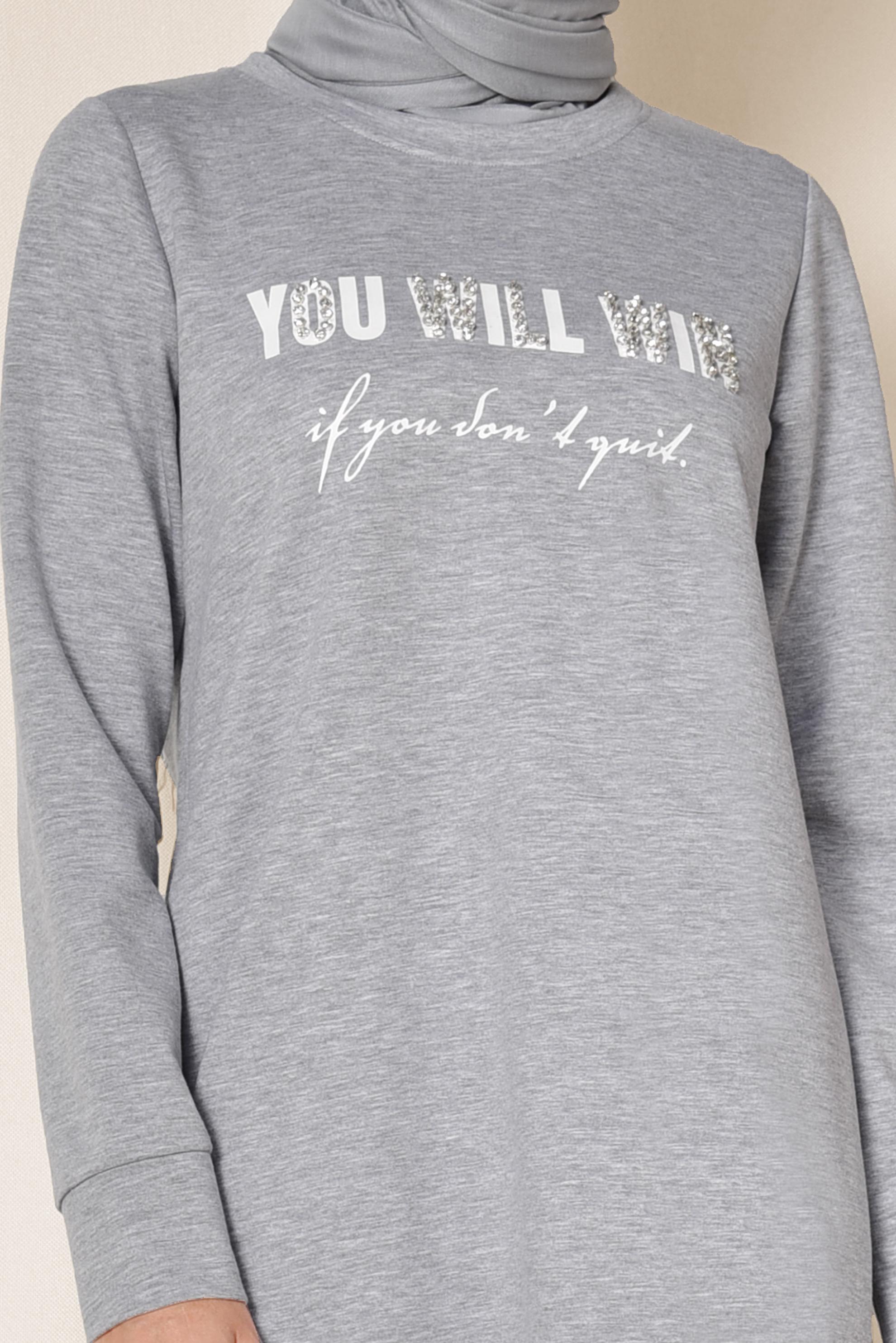 Tesettür giyim GRİ TAŞ İŞLEMELİ YAZILI ASİMETRİK EŞOFMAN TUNİK 4897