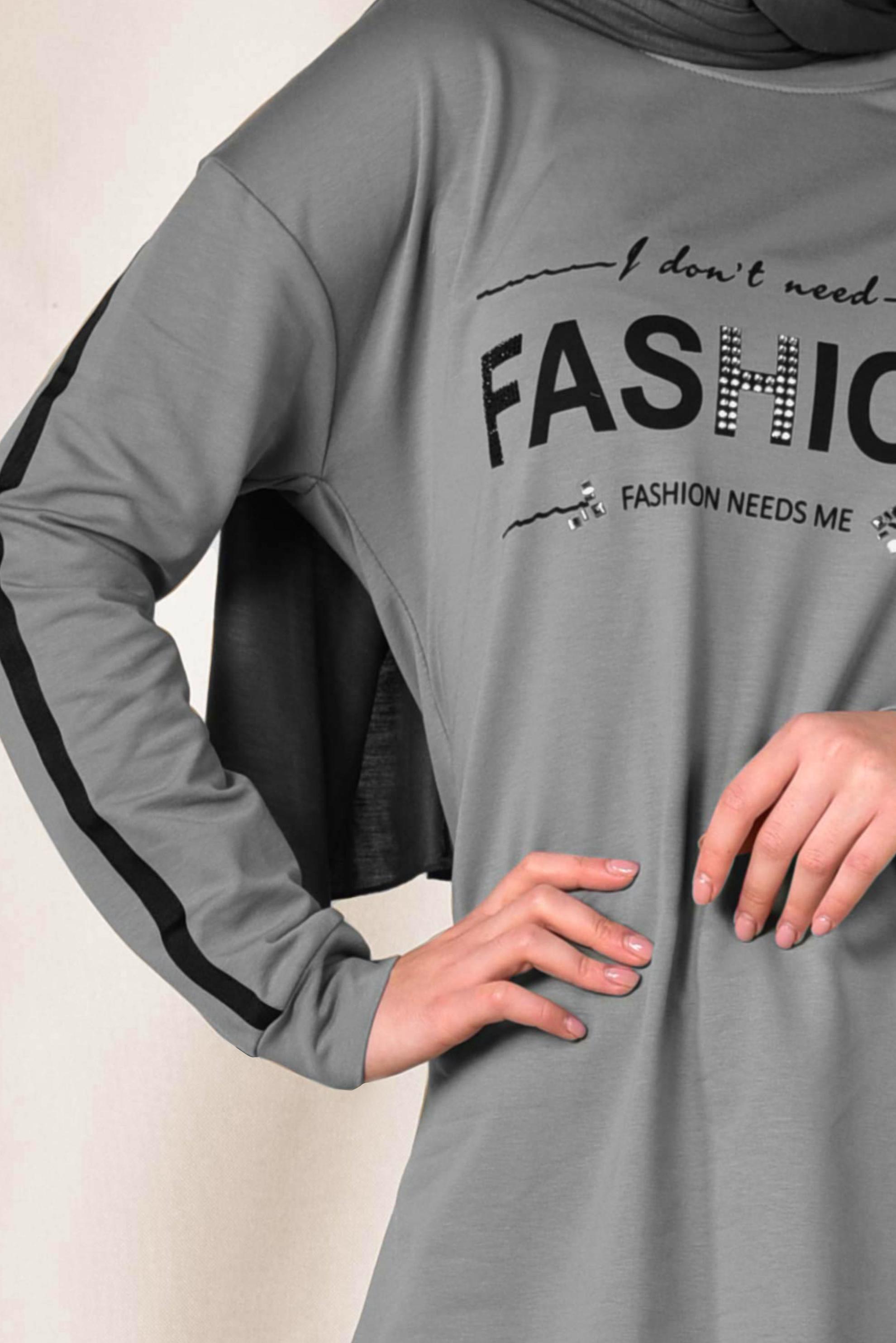 Tesettür giyim GRİ ŞERİT VE YAZI DETAYLI EŞOFMAN TUNİK 4898