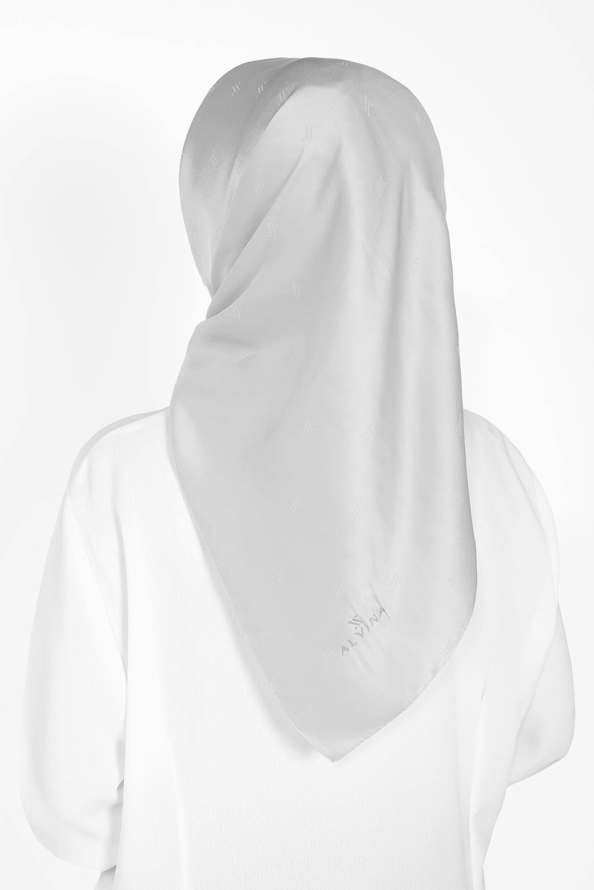 Tesettür giyim GÜMÜŞ 9960 ALVİNA LOGOLU İPEKSİ EŞARP