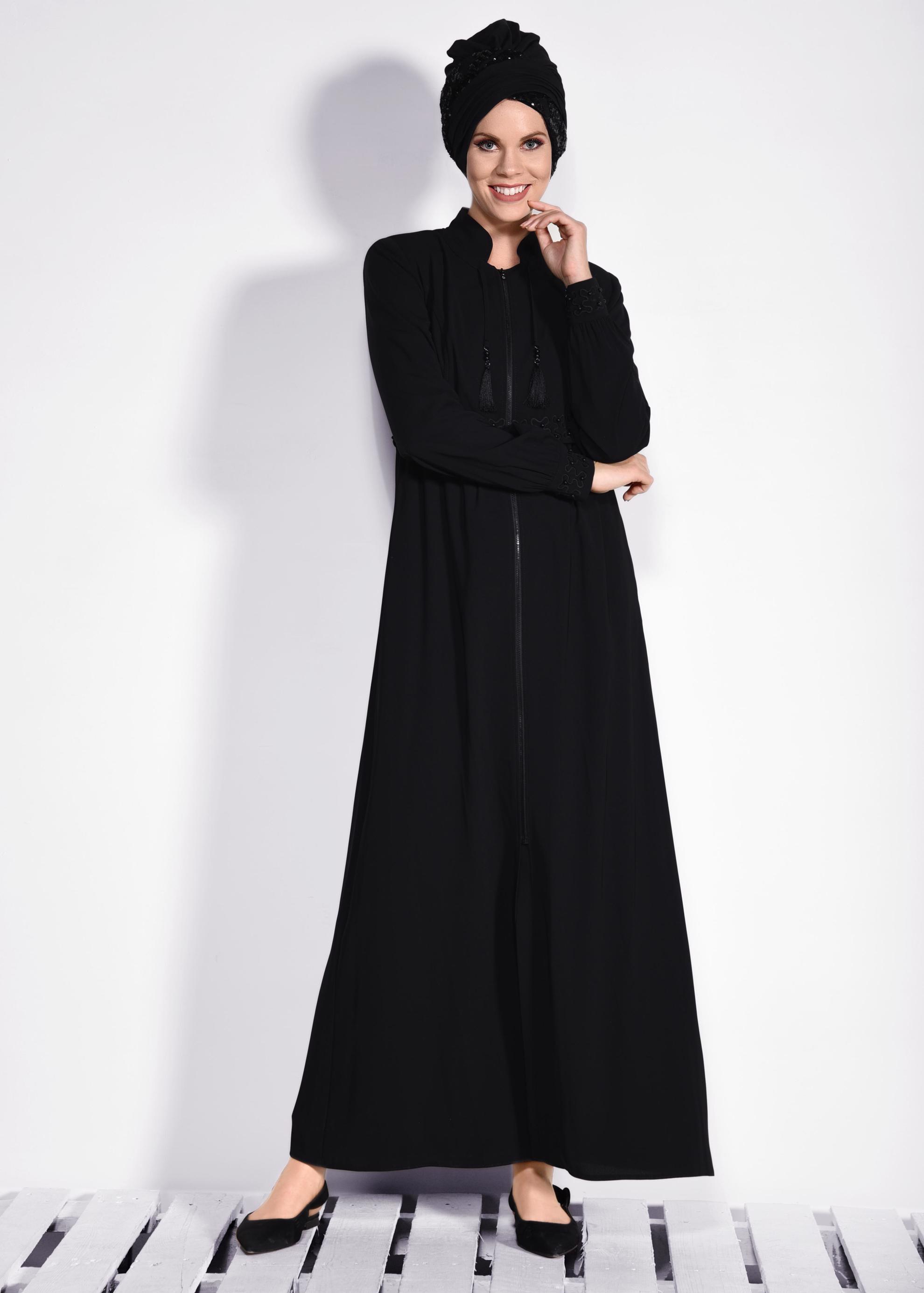 Tesettür giyim SİYAH PÜSKÜLLÜ VE FERMUARLI FERACE 8297