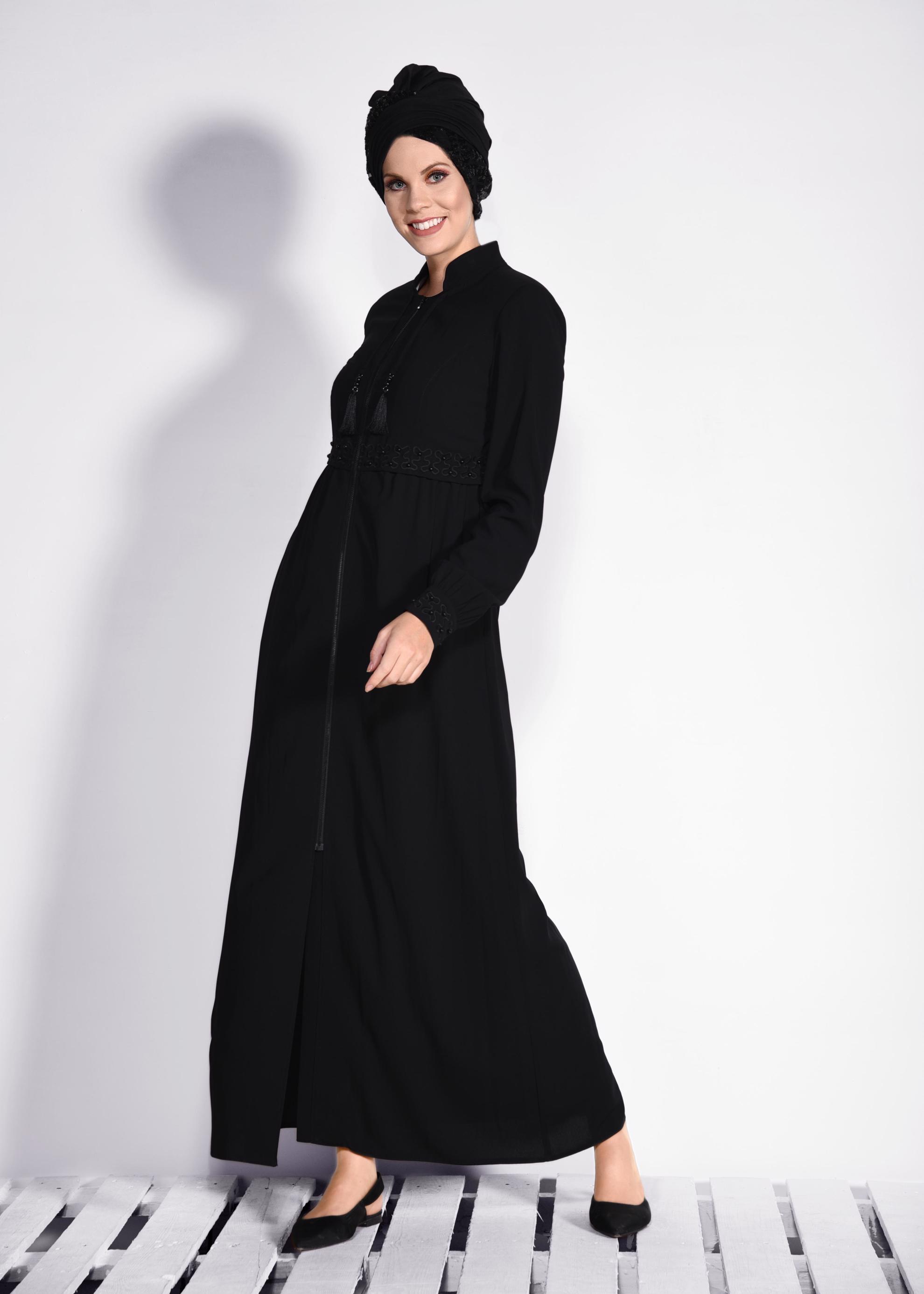 Tesettür giyim SİYAH PÜSKÜLLÜ VE FERMUARLI FERACE 8297