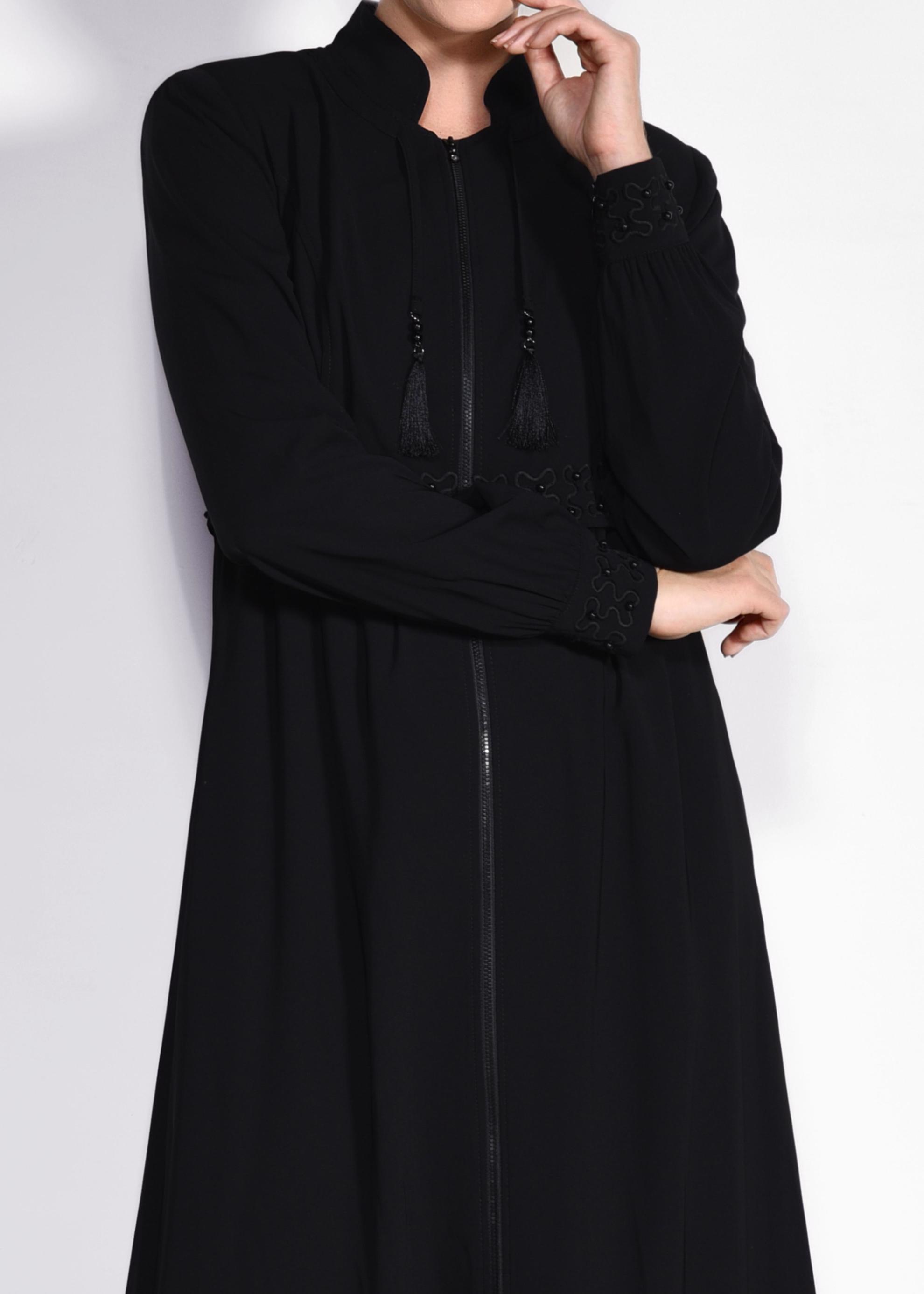 Tesettür giyim SİYAH PÜSKÜLLÜ VE FERMUARLI FERACE 8297