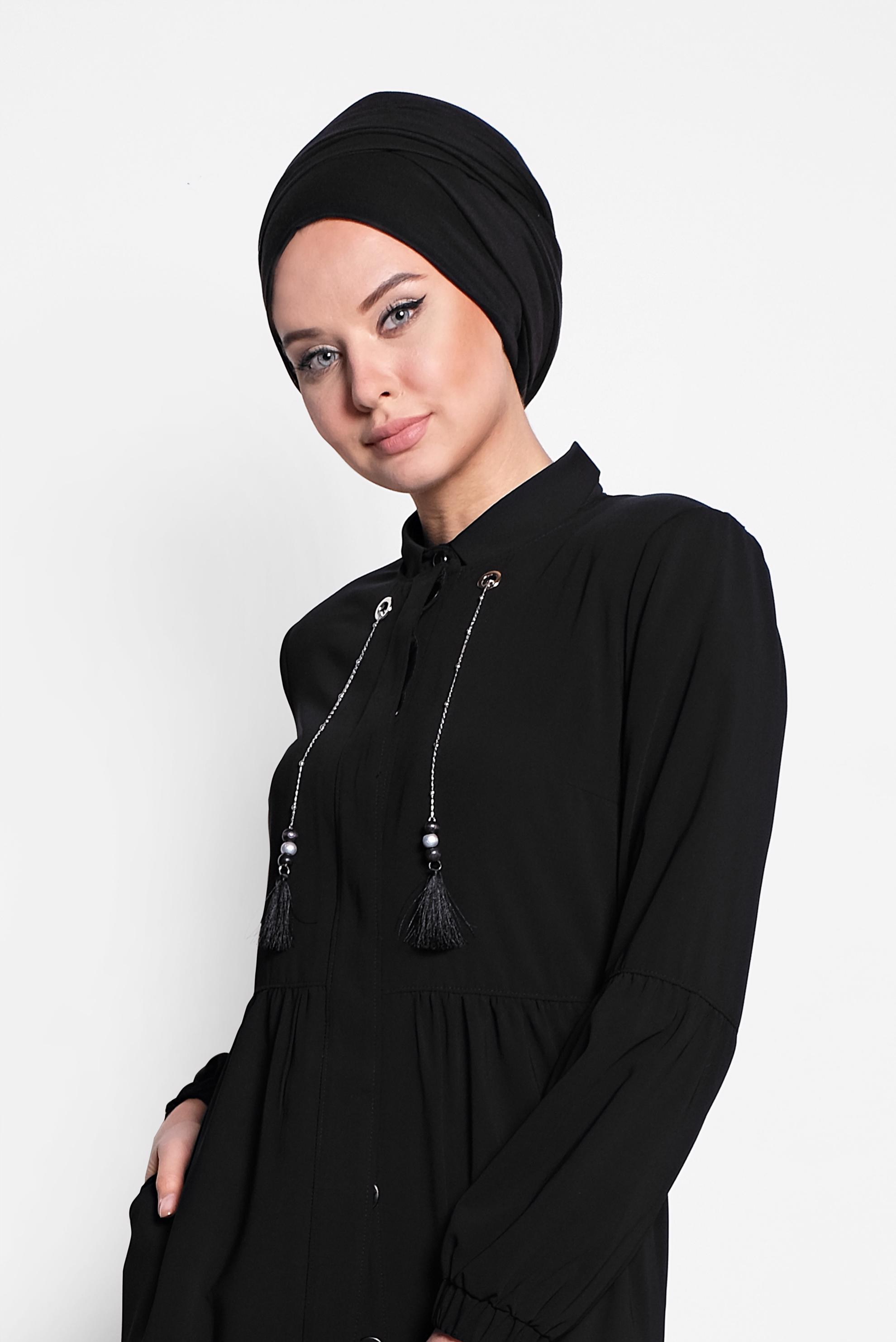 Tesettür giyim SİYAH PÜSKÜL VE BONCUKLU GİZLİ DÜĞMELİ FERACE 8300
