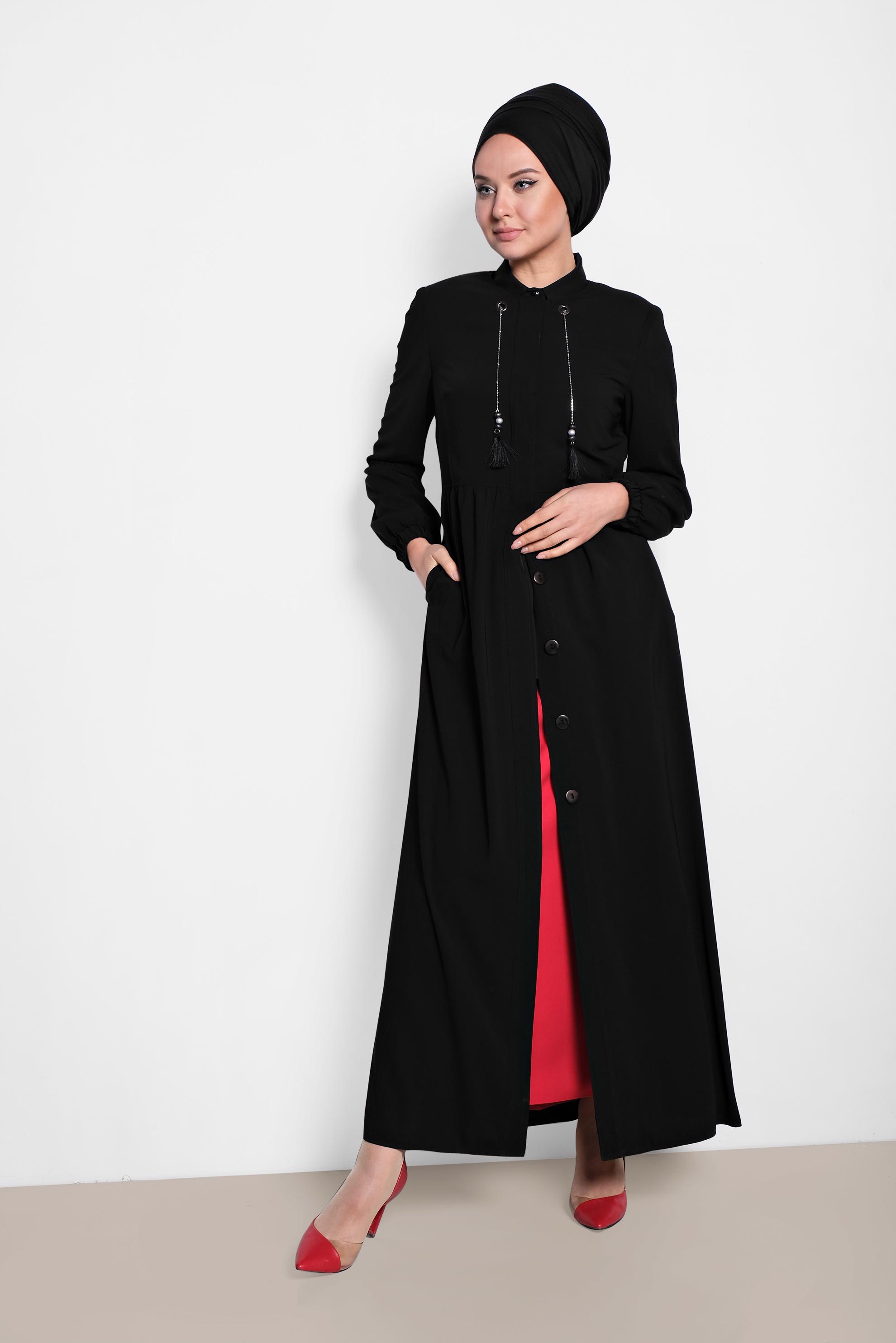 Tesettür giyim SİYAH PÜSKÜL VE BONCUKLU GİZLİ DÜĞMELİ FERACE 8300