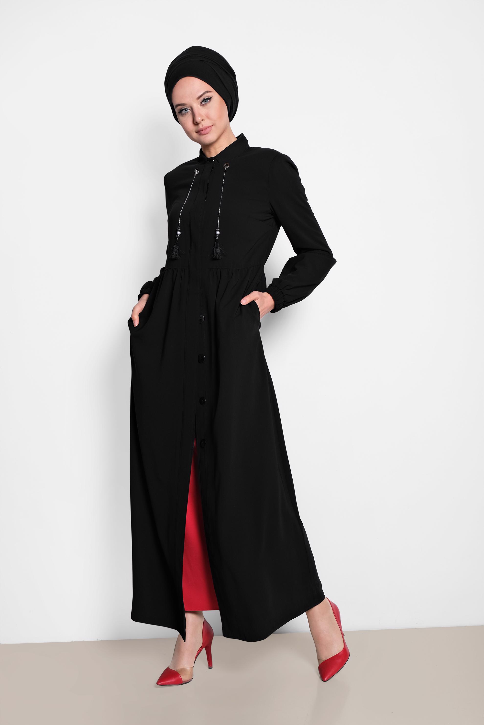 Tesettür giyim SİYAH PÜSKÜL VE BONCUKLU GİZLİ DÜĞMELİ FERACE 8300
