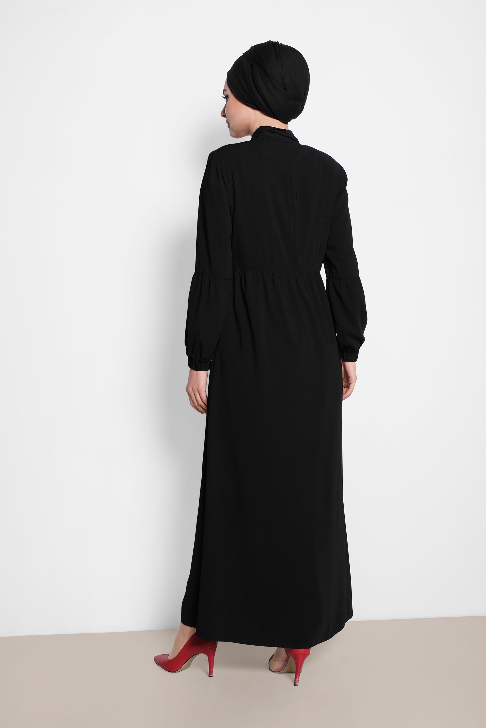 Tesettür giyim SİYAH PÜSKÜL VE BONCUKLU GİZLİ DÜĞMELİ FERACE 8300