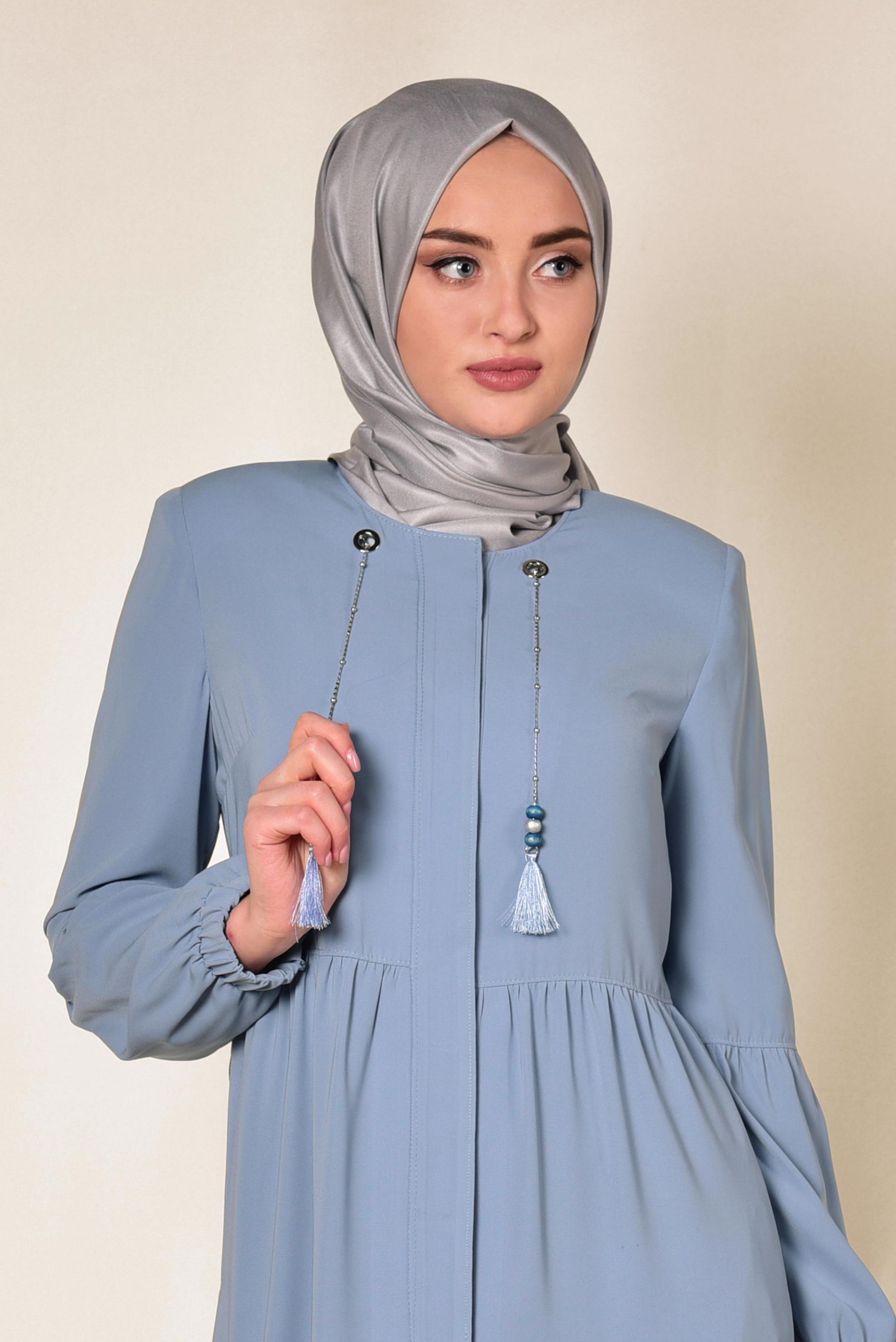 Tesettür giyim MAVİ PÜSKÜL VE BONCUKLU GİZLİ DÜĞMELİ FERACE 8300