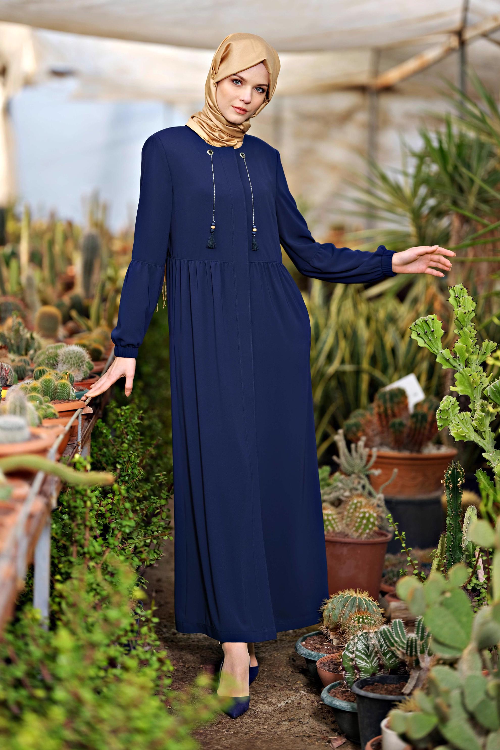 Tesettür giyim LACİVERT PÜSKÜL VE BONCUKLU GİZLİ DÜĞMELİ FERACE 8300