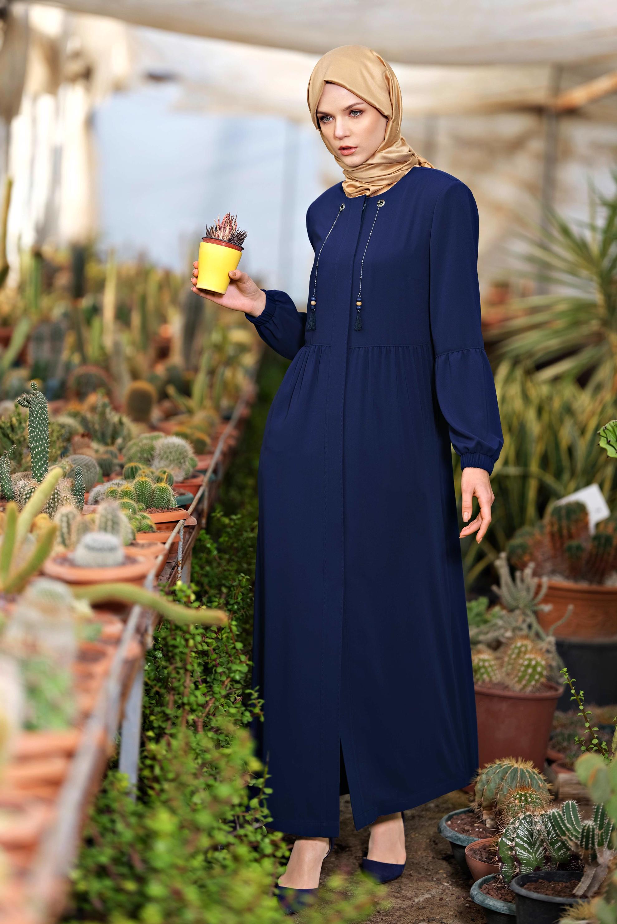 Tesettür giyim LACİVERT PÜSKÜL VE BONCUKLU GİZLİ DÜĞMELİ FERACE 8300