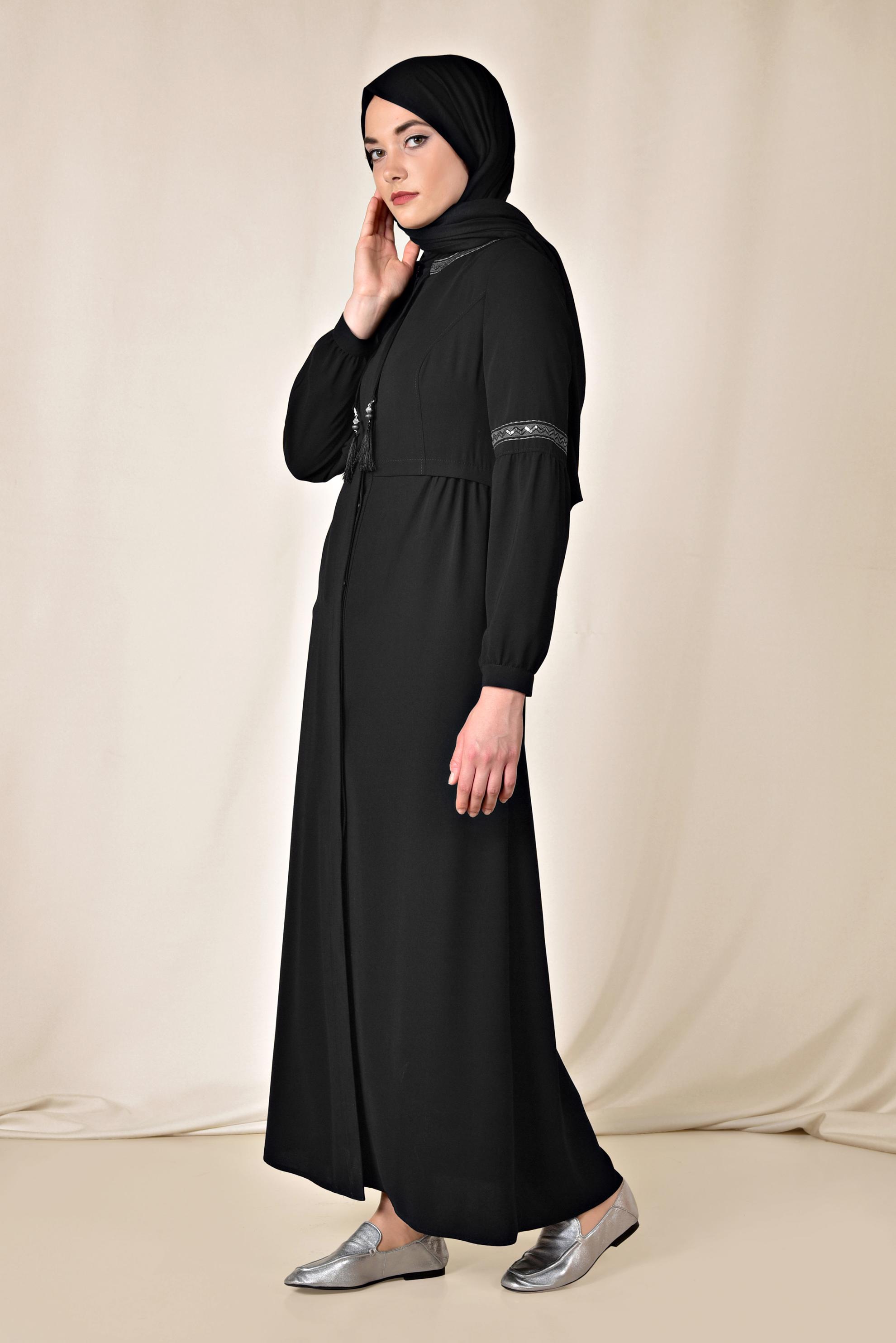 Tesettür giyim SİYAH KOLLARI NAKIŞLI GİZLİ DÜĞMELİ FERACE 8301