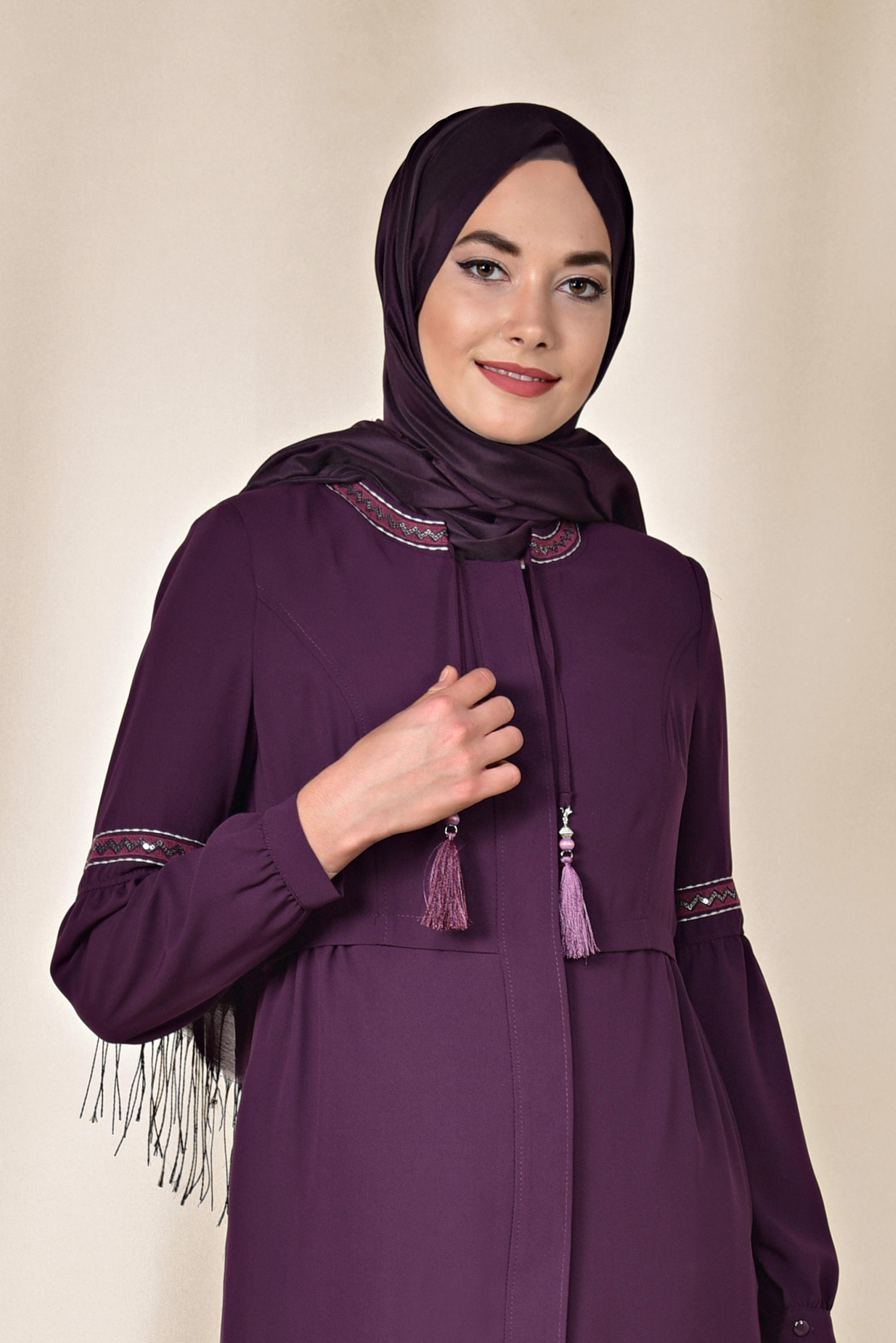 Tesettür giyim MOR KOLLARI NAKIŞLI GİZLİ DÜĞMELİ FERACE 8301