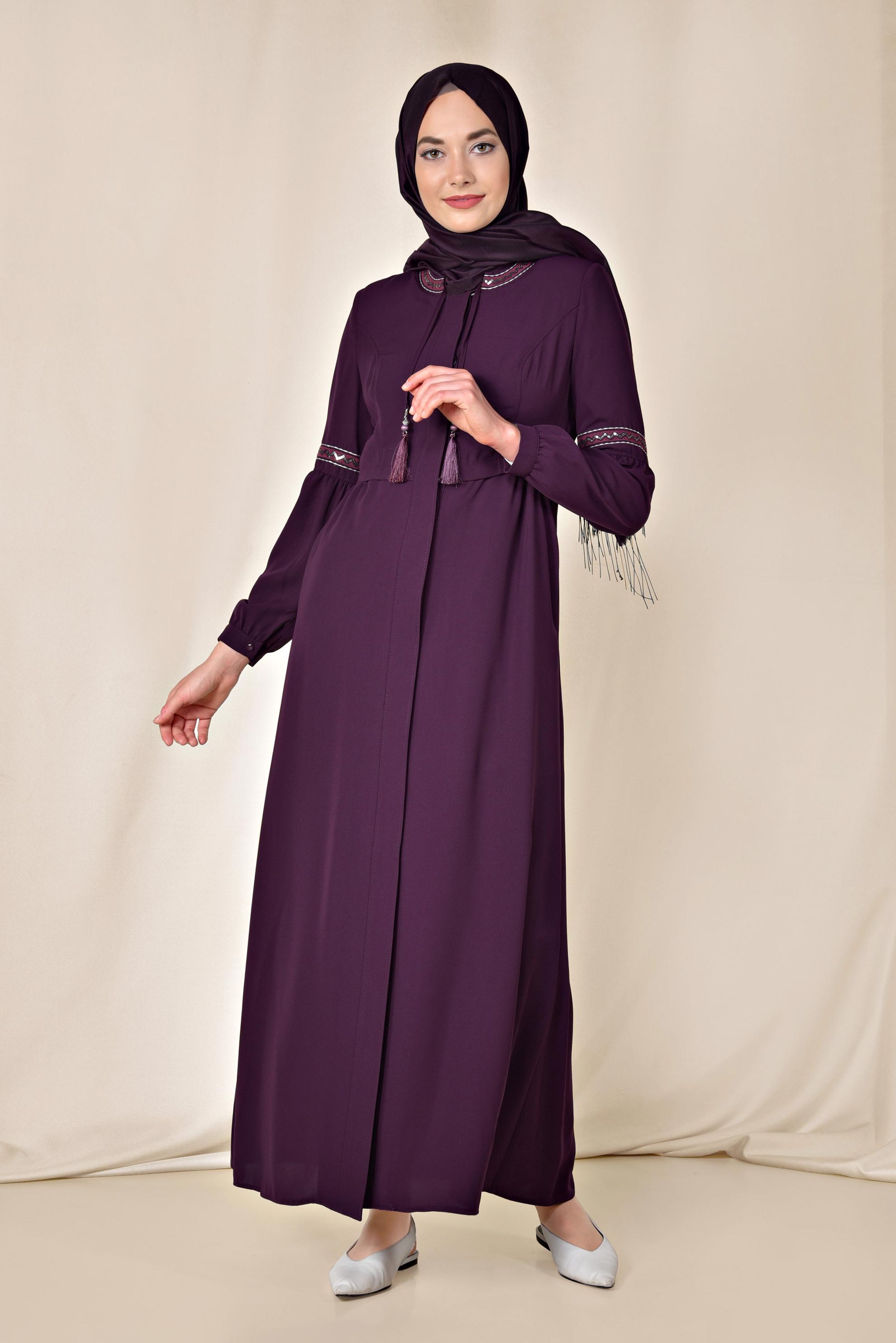 Tesettür giyim MOR KOLLARI NAKIŞLI GİZLİ DÜĞMELİ FERACE 8301