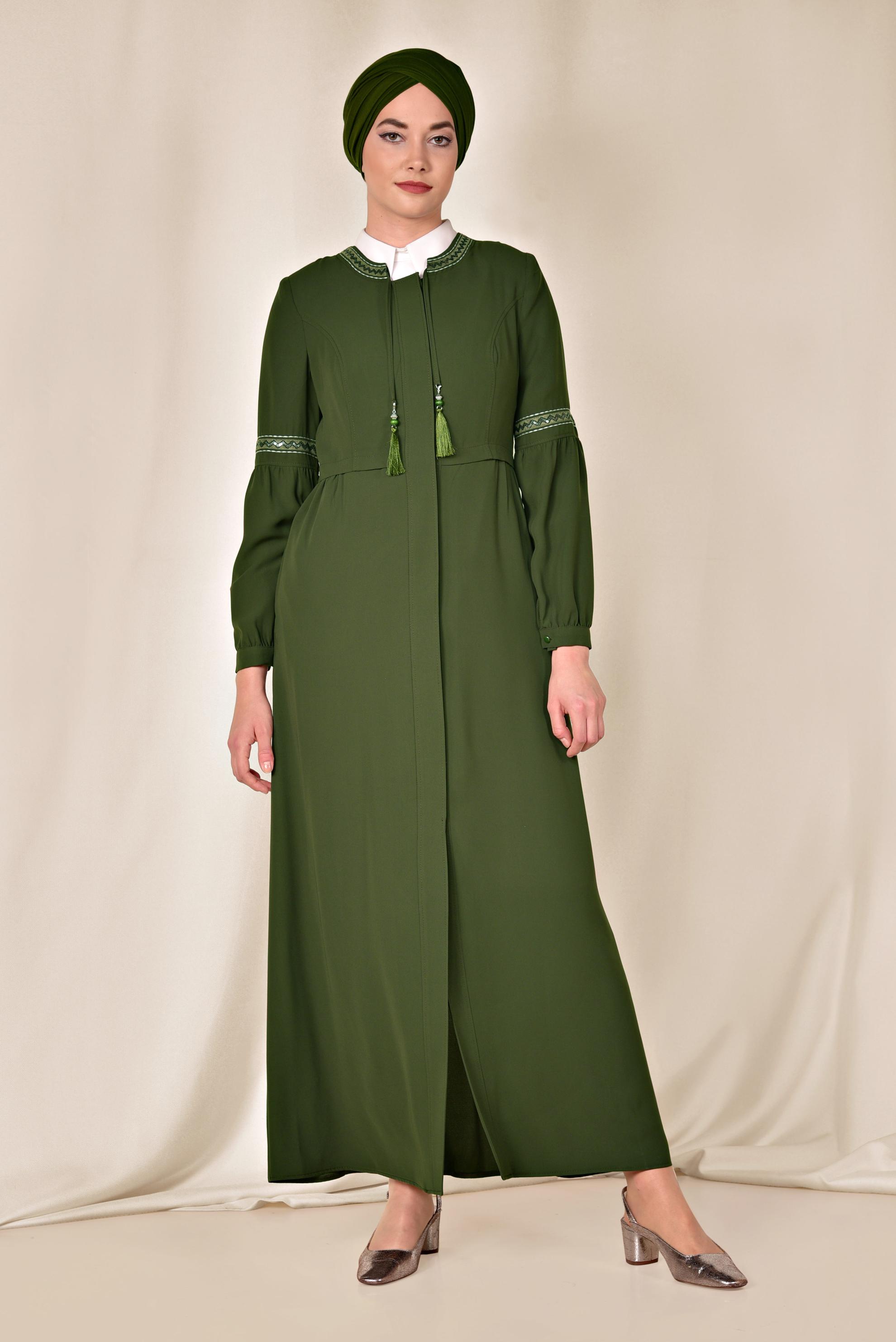 Tesettür giyim HAKİ KOLLARI NAKIŞLI GİZLİ DÜĞMELİ FERACE 8301