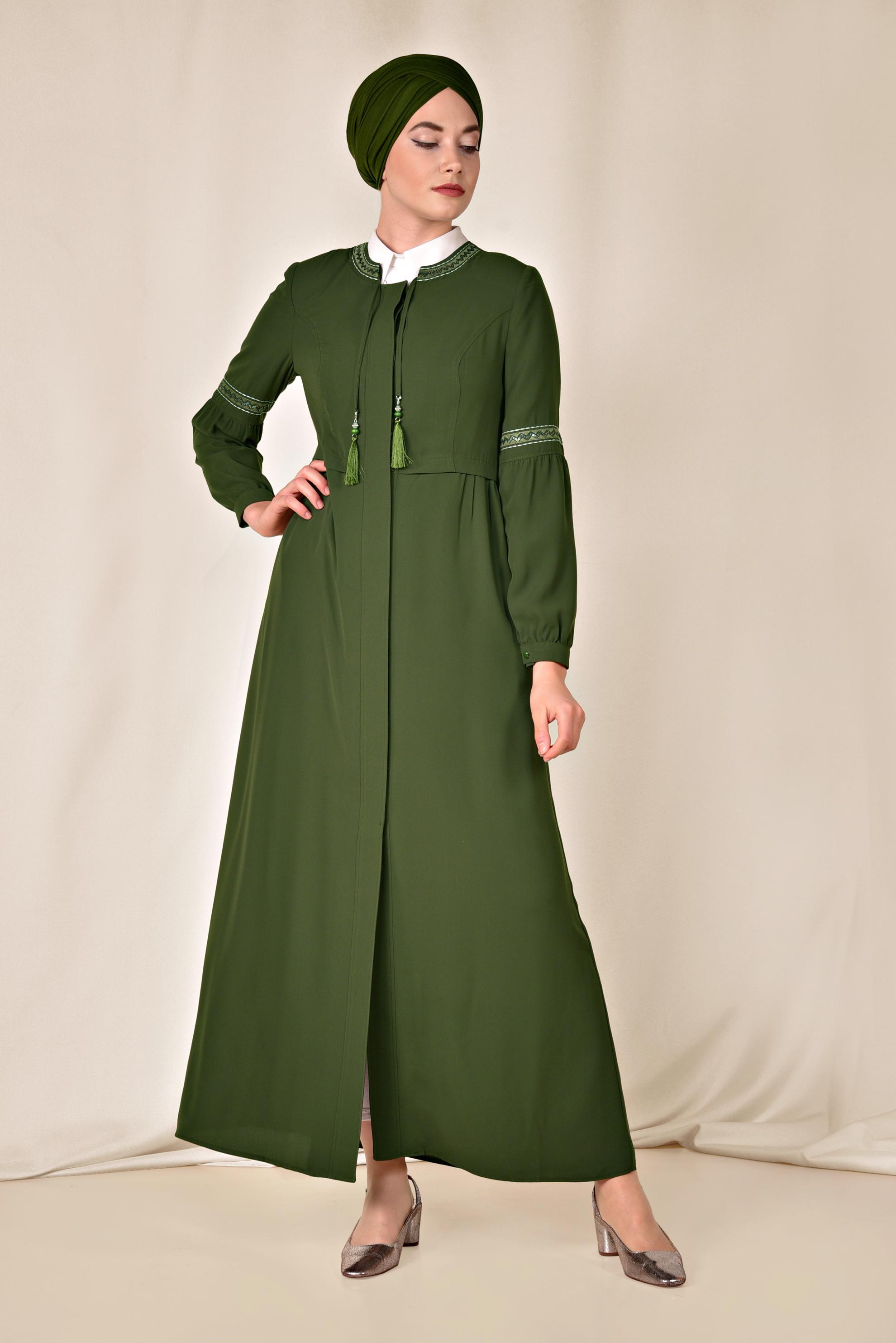 Tesettür giyim HAKİ KOLLARI NAKIŞLI GİZLİ DÜĞMELİ FERACE 8301