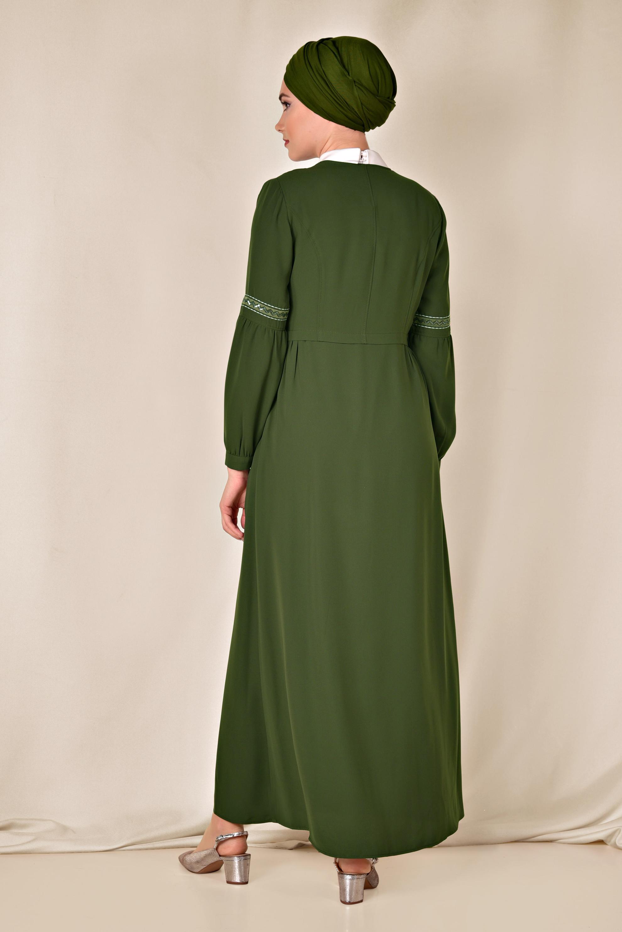 Tesettür giyim HAKİ KOLLARI NAKIŞLI GİZLİ DÜĞMELİ FERACE 8301