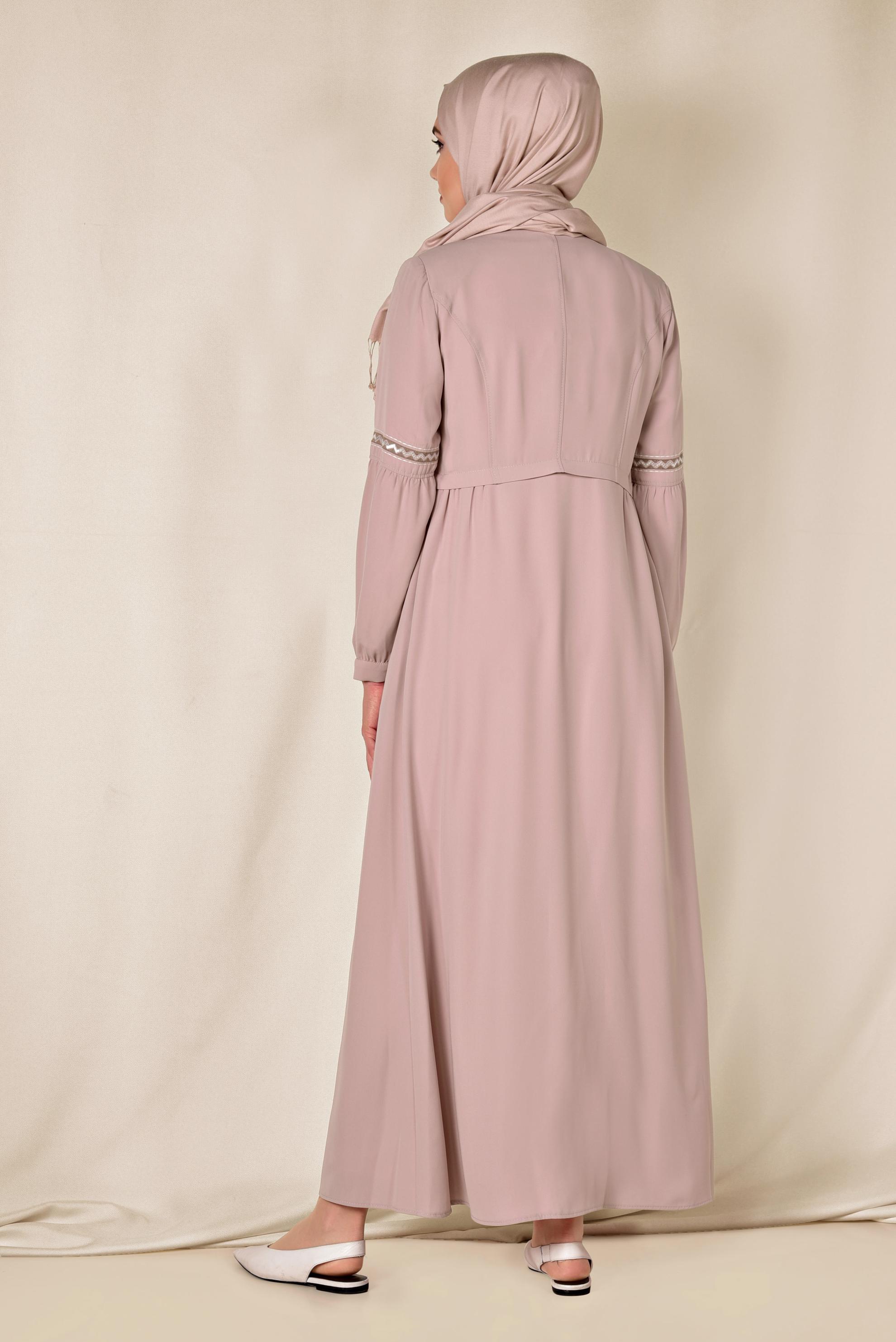 Tesettür giyim PUDRA KOLLARI NAKIŞLI GİZLİ DÜĞMELİ FERACE 8301